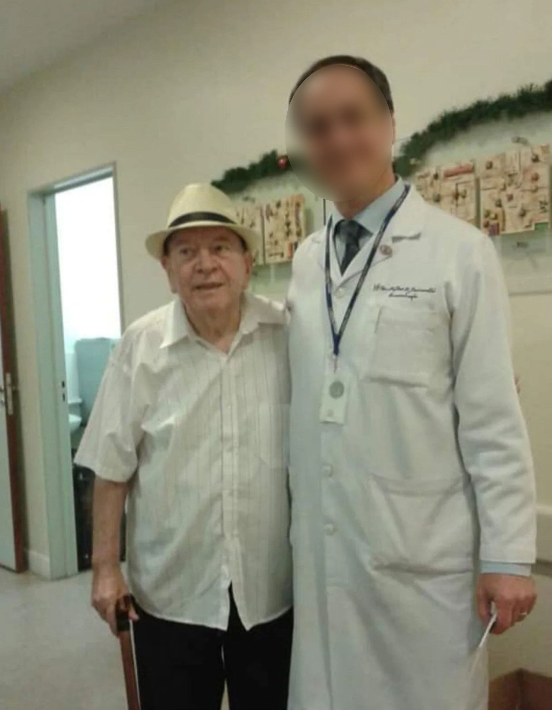 el jubilado Luis Vázquez con su médico