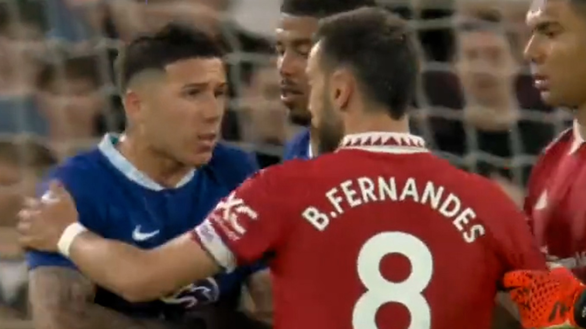 Un reclamo, insultos y empujones: el duro cruce entre Enzo Fernández y Bruno Fernandes en la goleada del Manchester United al Chelsea