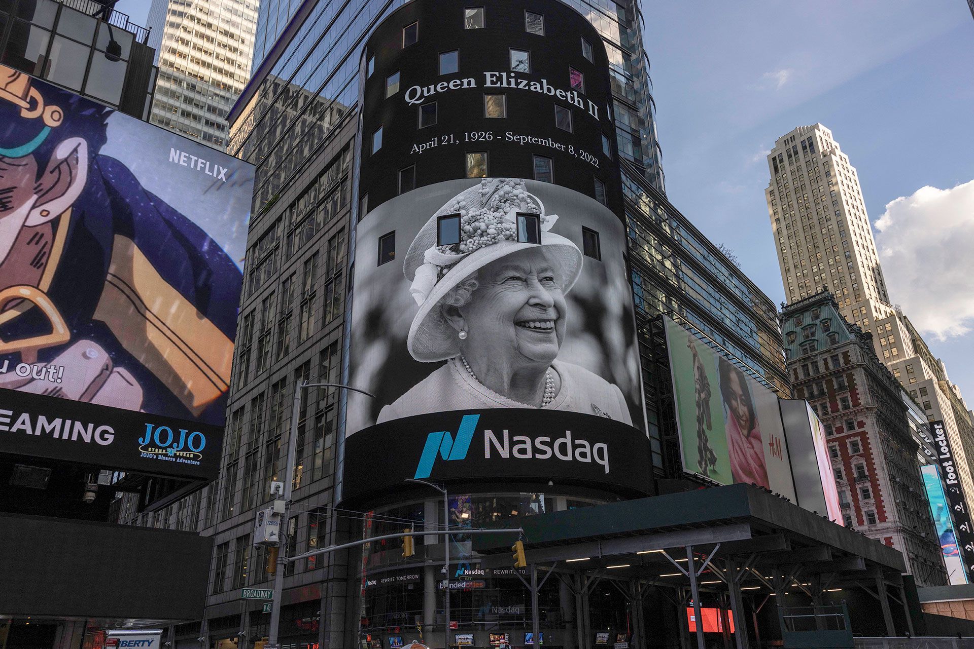 La imagen de la Reina Isabel II en Times Square, Nueva York (Alex Kent / AFP)