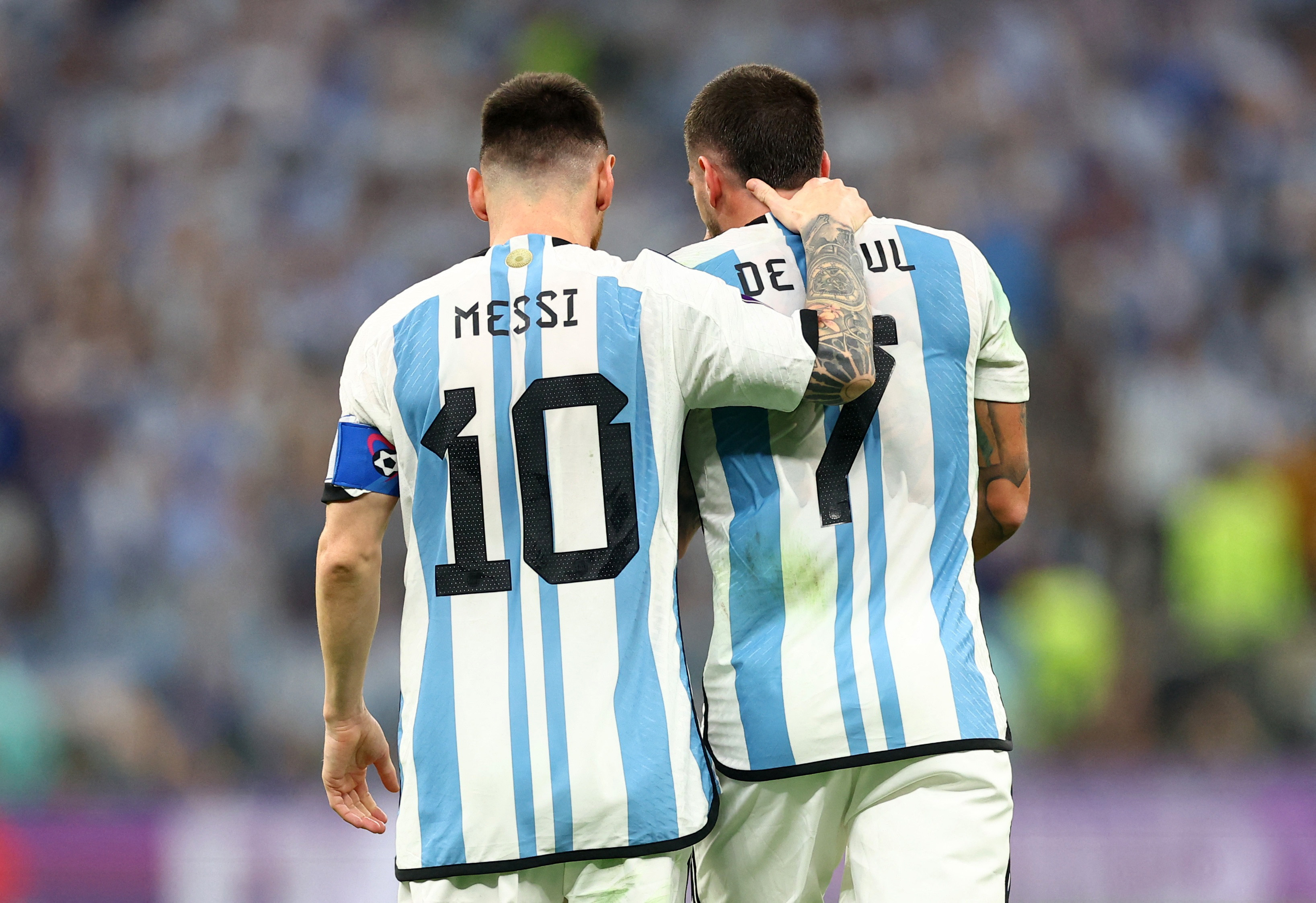 "El Enano me cuida a mí", dijo De Paul sobre Messi (REUTERS/Carl Recine)
