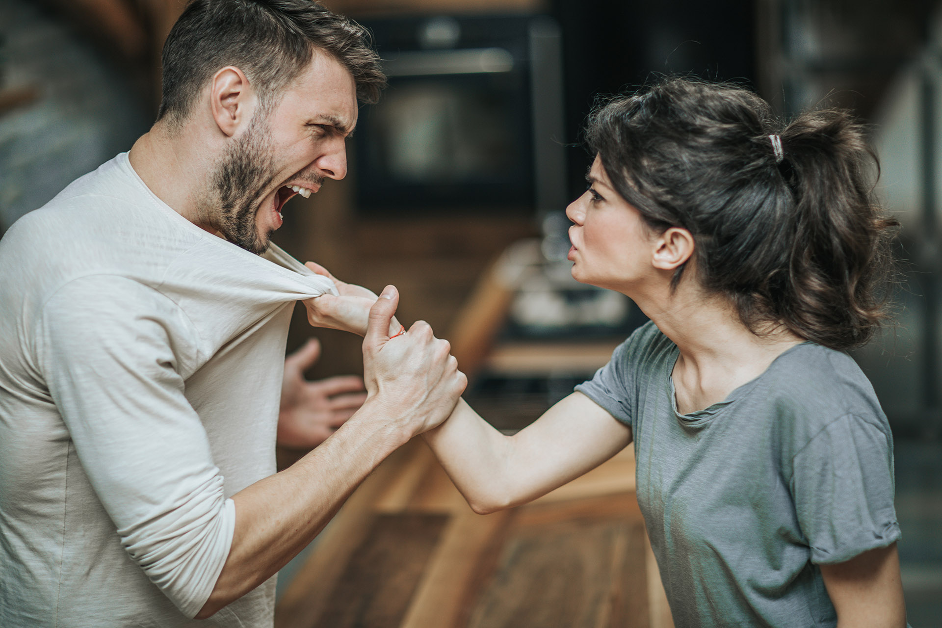Las mujeres y hombres rencorosos se molestan con la manera comportarse del otro
(Getty Images)