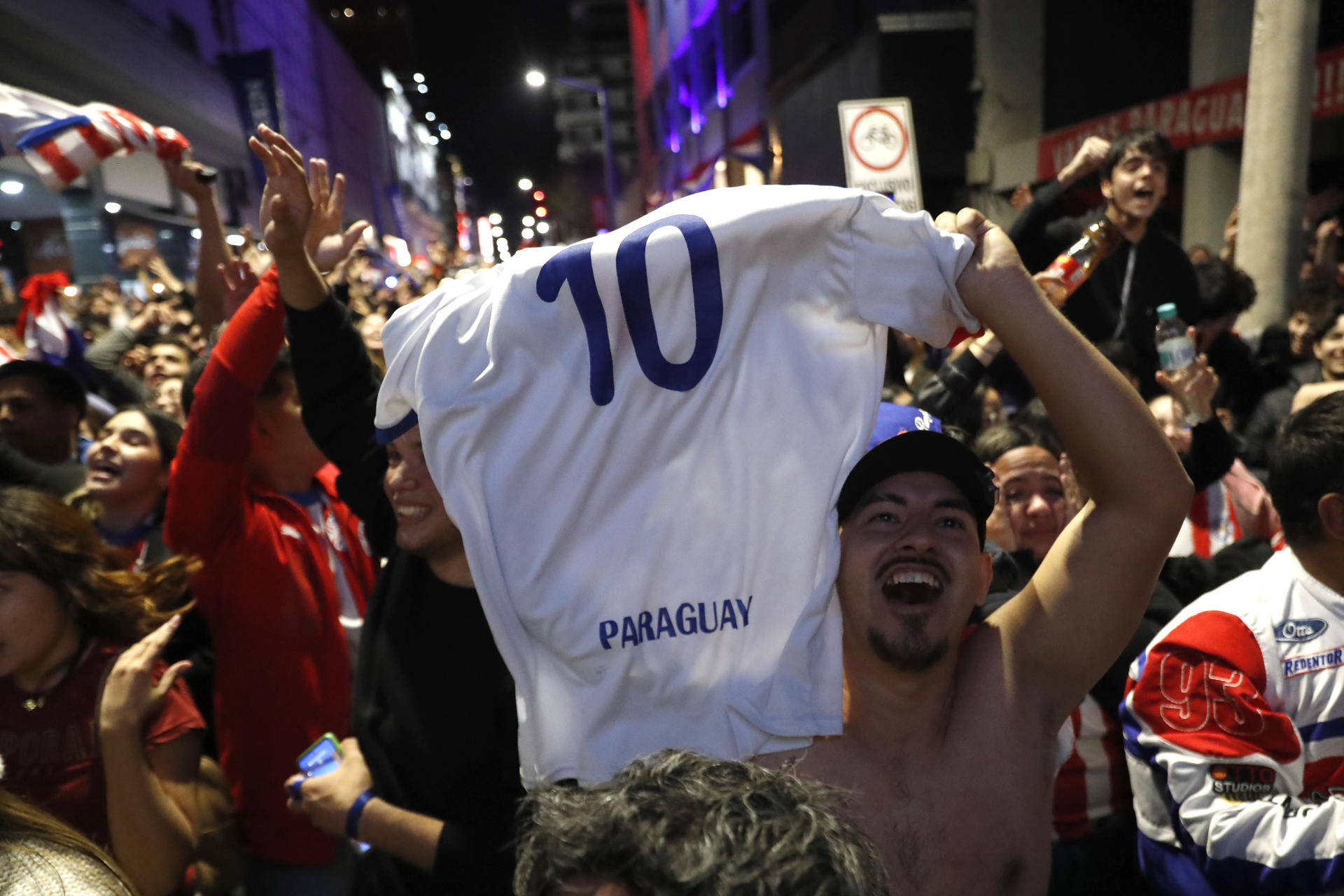 Noche de fiesta sin fin y feriado en Paraguay: las calles de Asunción estallaron al celebrar la victoria contra Alemania en el Mundial