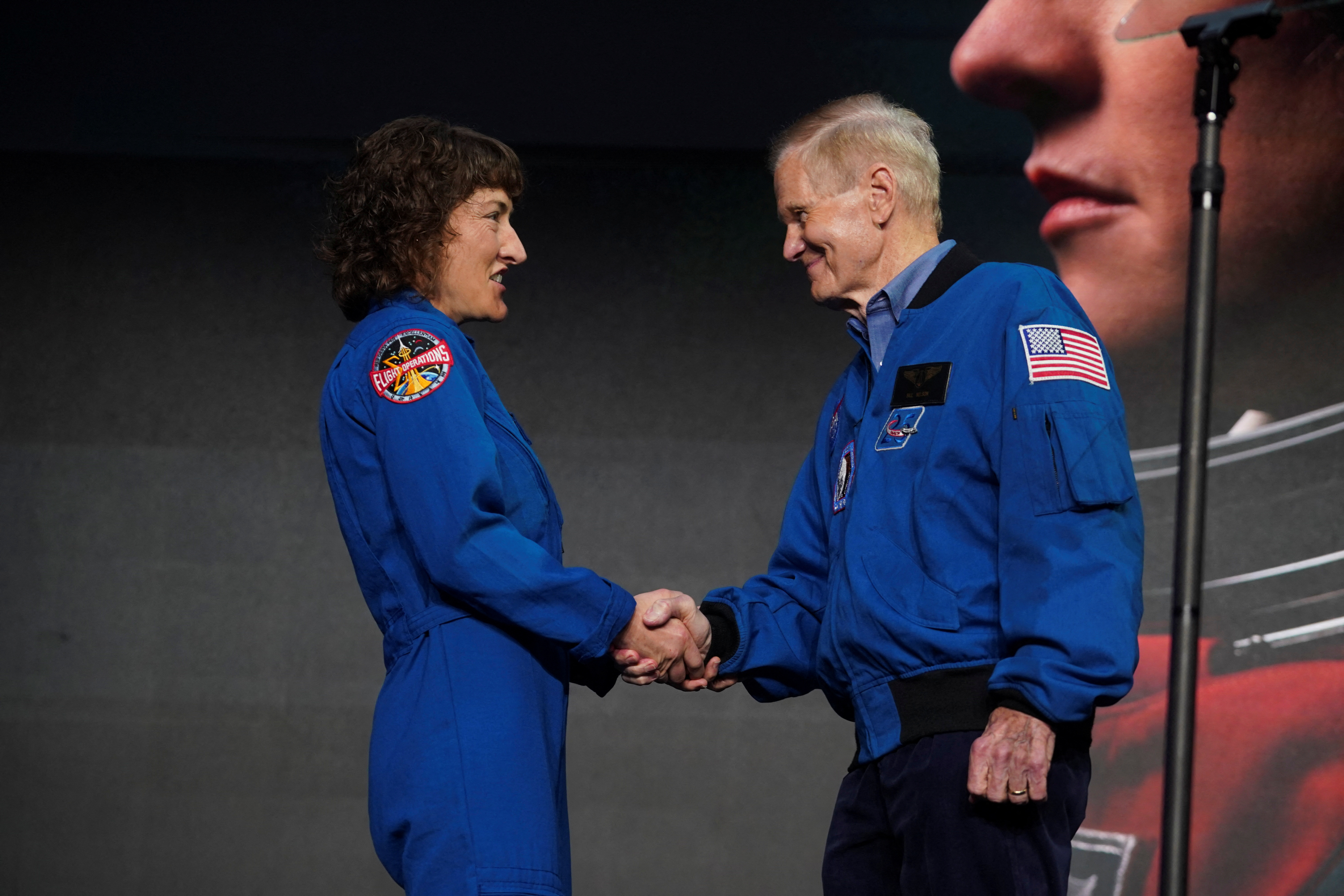 El jefe administrador de la NASA, Bill Nelson, saluda a la astronauta Christina Koch (REUTERS/Go Nakamura)