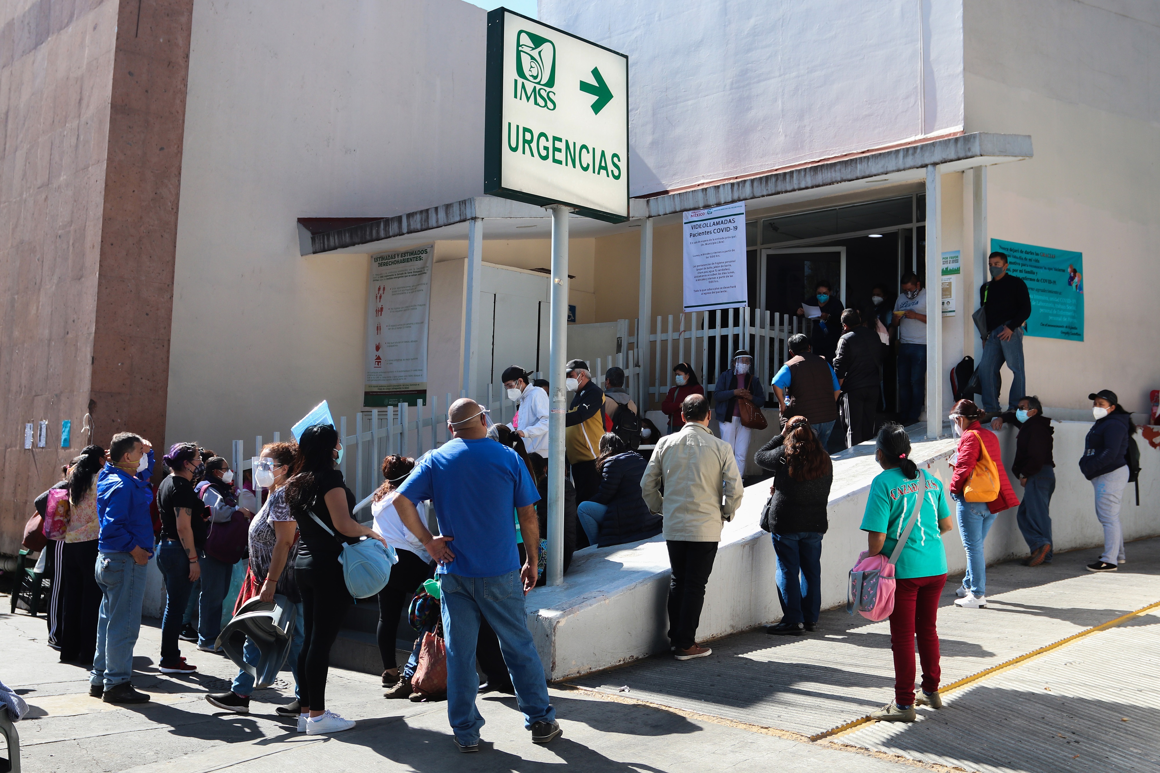 Familiares esperan informes de pacientes diagnosticados con covid-19 afuera de un Hospital del Instituto Mexicano del Seguro Social (IMSS), en la Ciudad de México (México). EFE/ José Pazos
