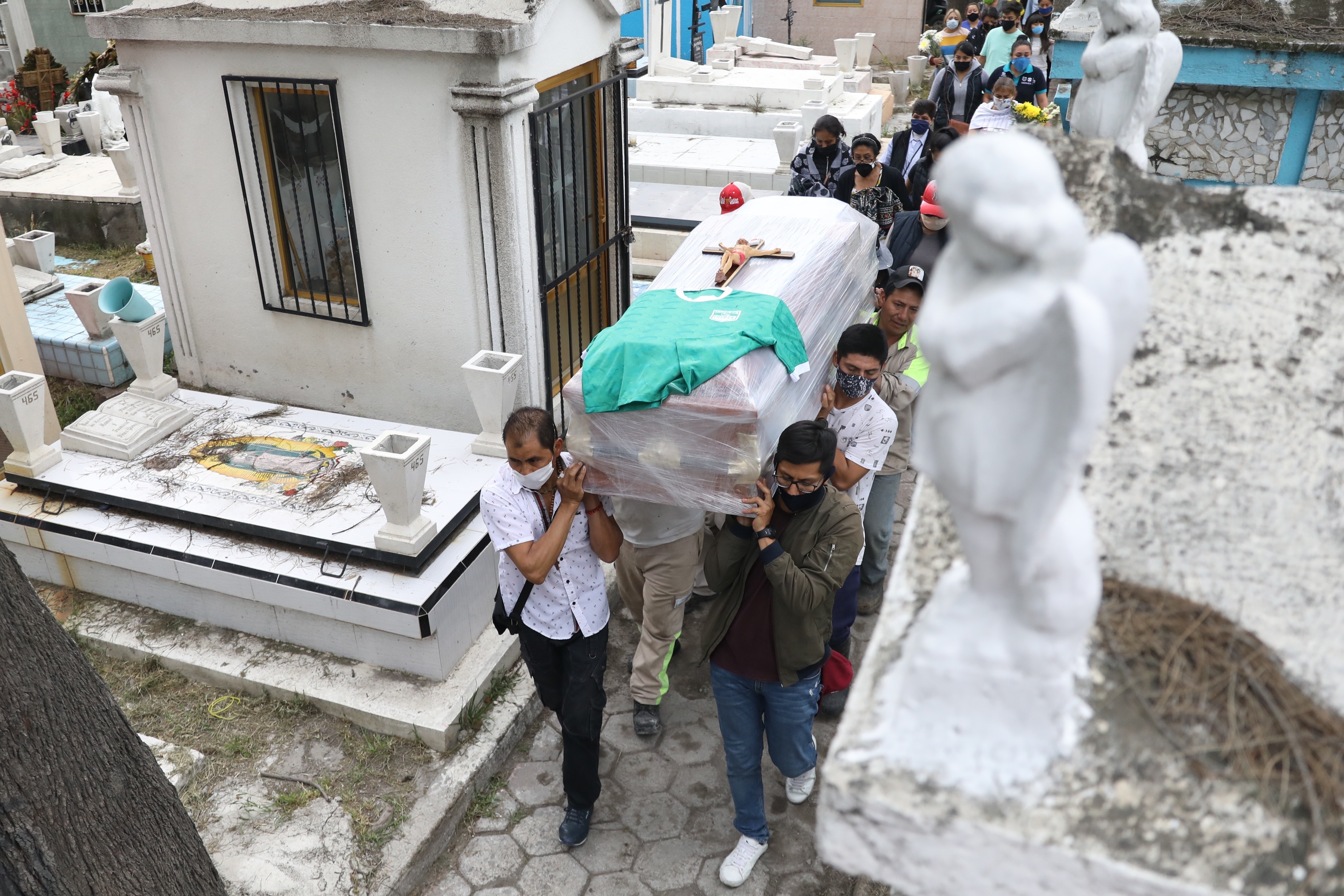 Familiares del señor Juan Pueblita dan el último adiós el 10 de agosto del 2020, en el panteón de Tláhuac en la Ciudad de México (México). EFE/Sáshenka Gutiérrez/Archivo

