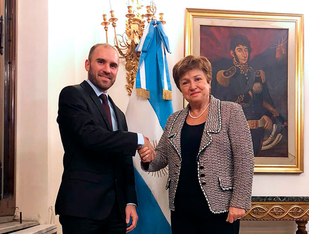 Guzmán y la directora del FMI, Kristalina Georgieva, cuando estrecharse las manos era menos costoso