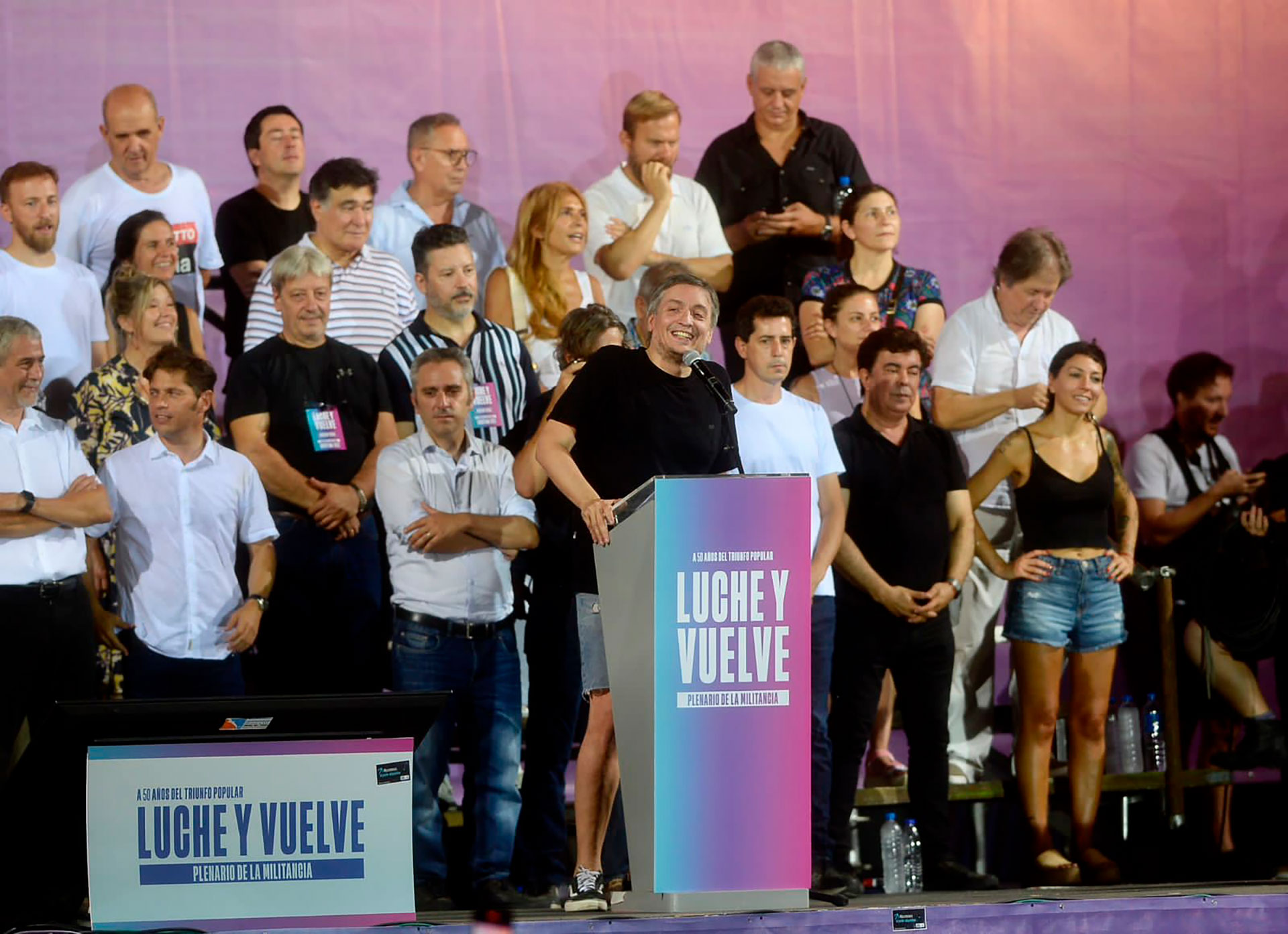 Larroque, de camisa blanca y jean, detrás de Máximo Kirchner, en el acto del sábado. (Aglaplata)