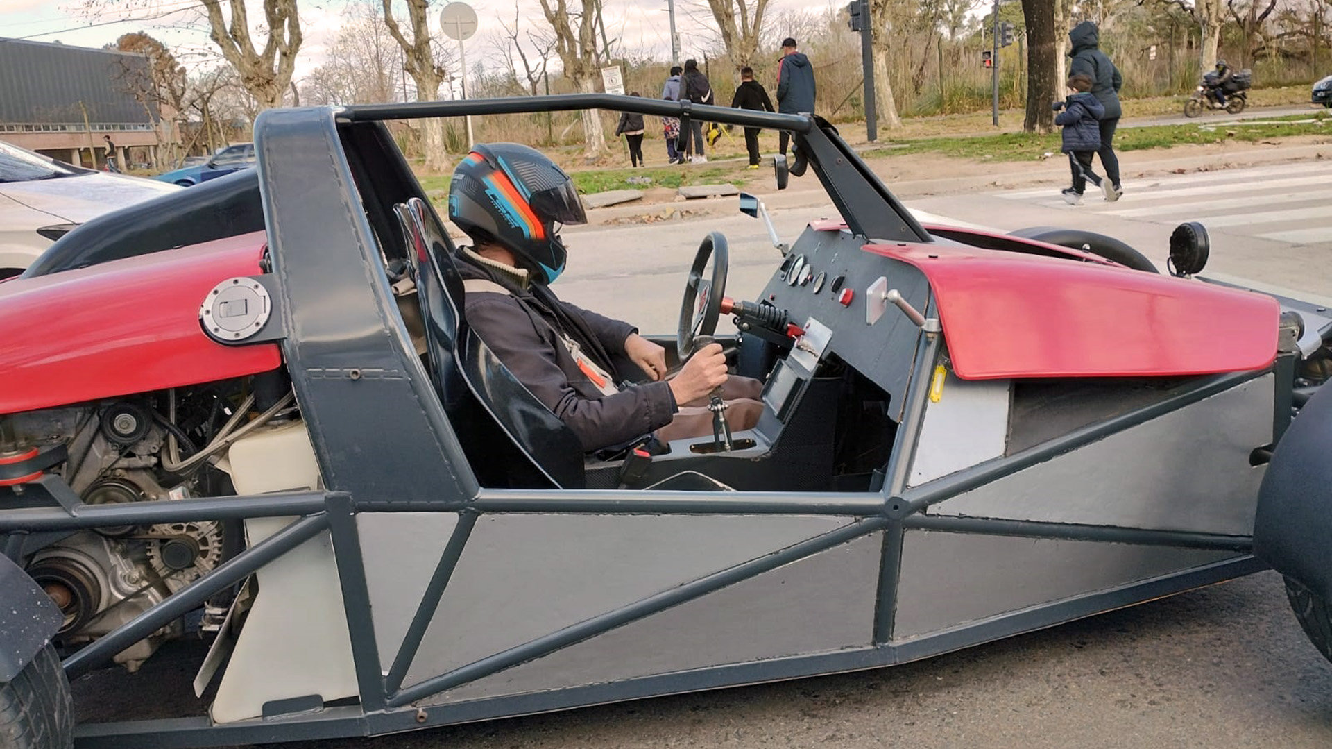 Al no tener parabrisas, la ley exige que los ocupantes deban ir con casco en el Díscolo. Es un tipo de vehículo que está logrando mucho éxito en todo el mundo