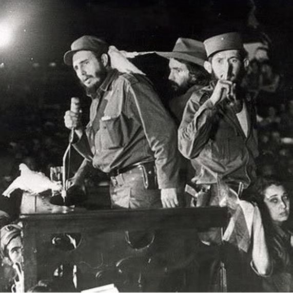Primer discurso de Fidel Castro junto a Cienfuegos en el Fuerte Columbia