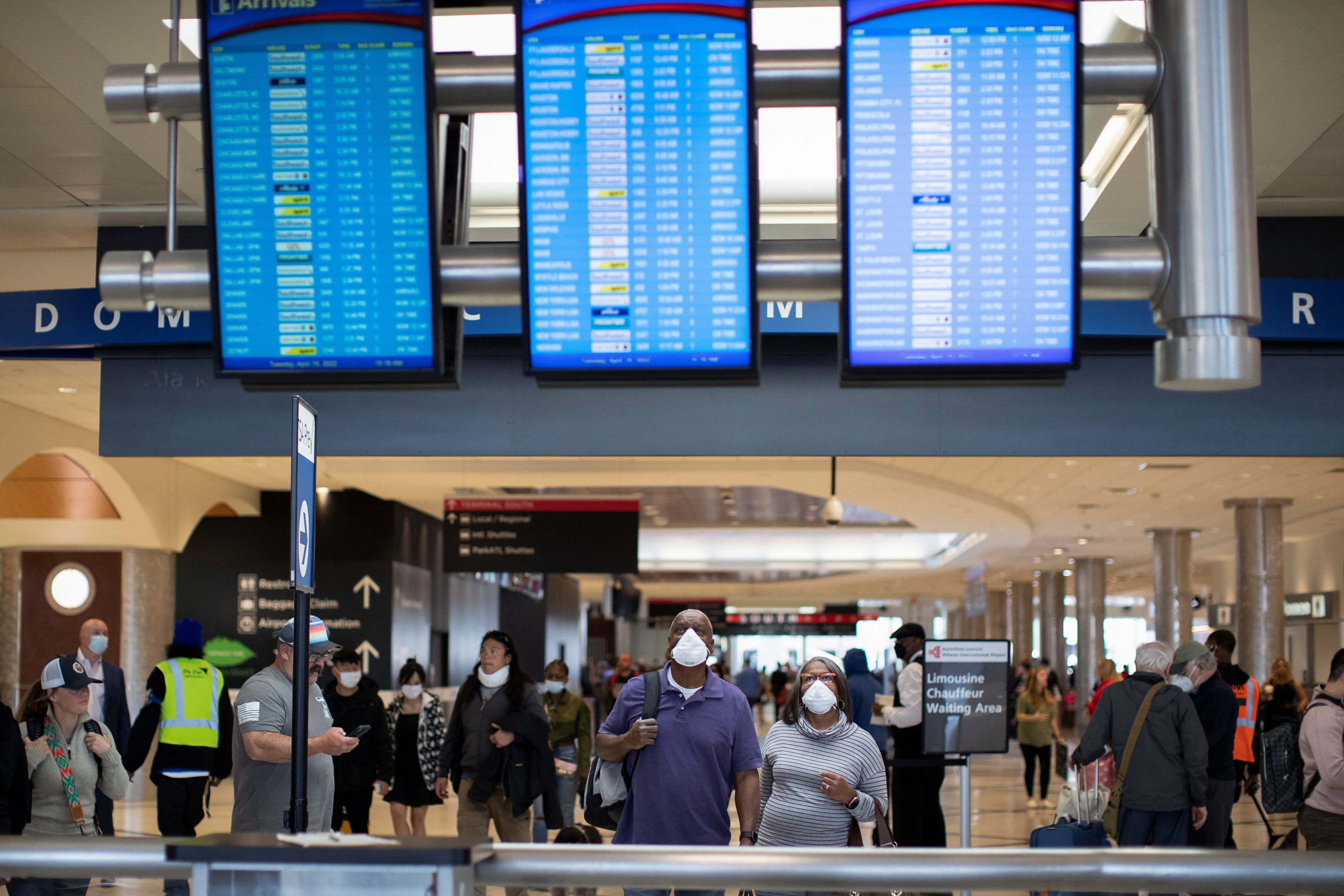 Personas con máscaras en el Aeropuerto Internacional Hartsfield-Jackson de Atlanta el 19 de abril de 2022 (REUTERS/Alyssa Pointer)