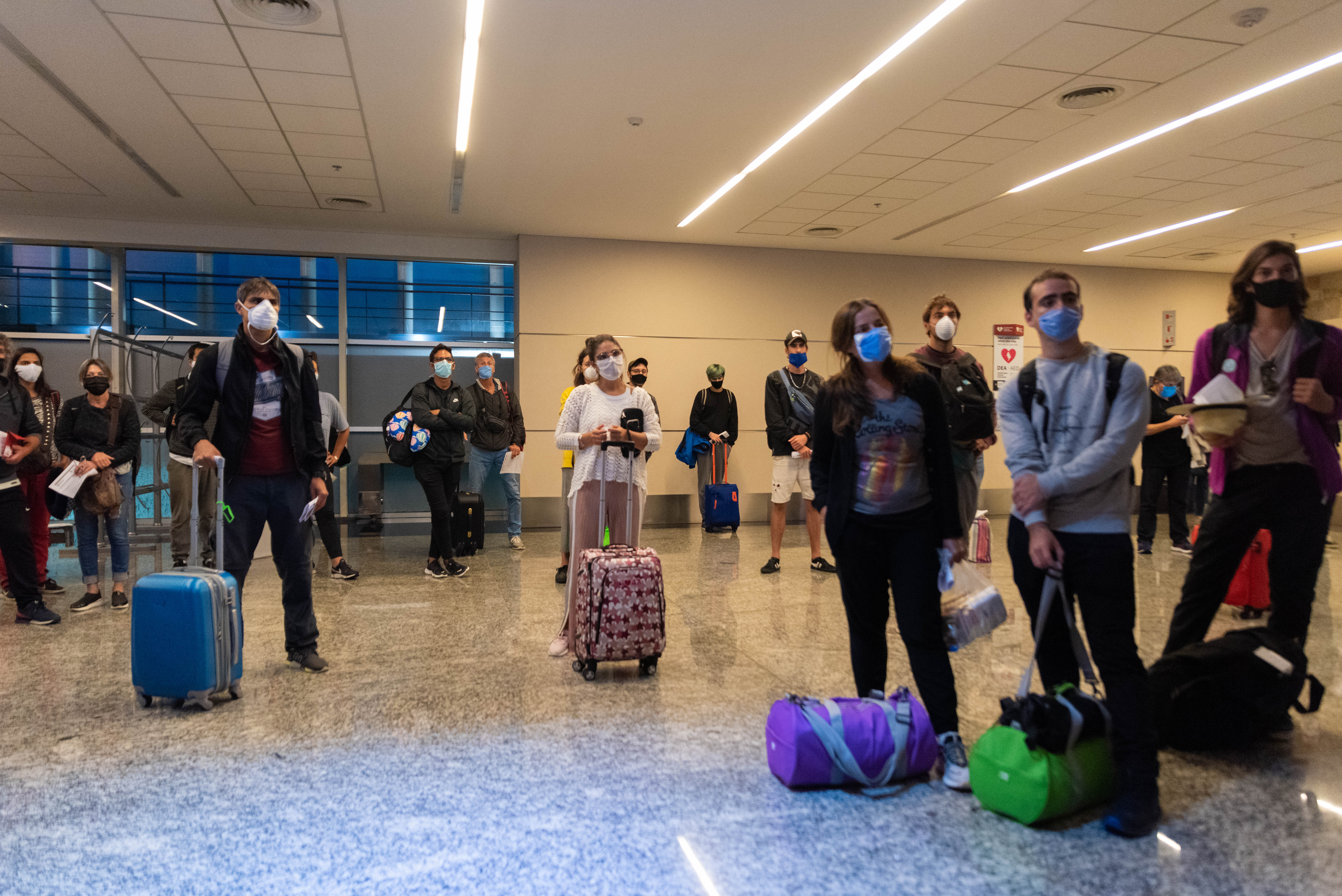 El Gobierno mantiene la prohibición de ingreso al territorio nacional de personas extranjeras no residentes en el país, a través de puertos, aeropuertos, pasos internacionales y cualquier otro punto de acceso, con el objeto de reducir las posibilidades de contagio.