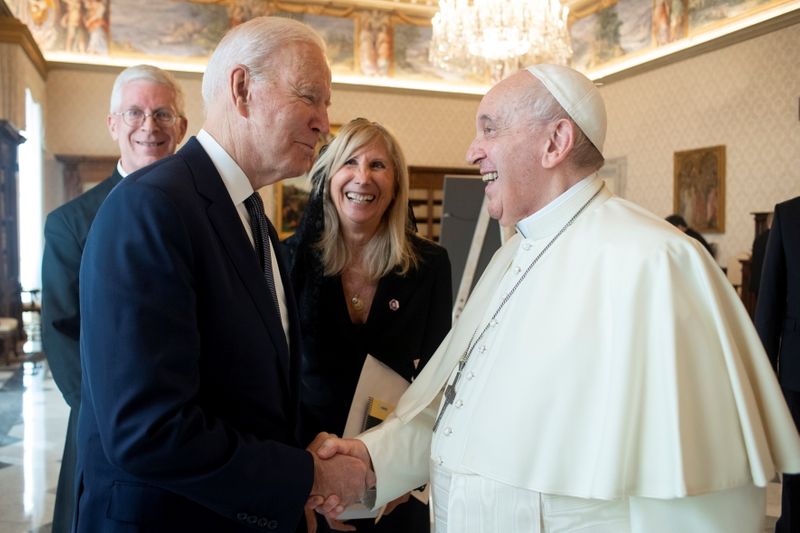 El Papa Francisco con el presidente Joe Biden en el Vaticano (Vatican Media/Handout via REUTERS)