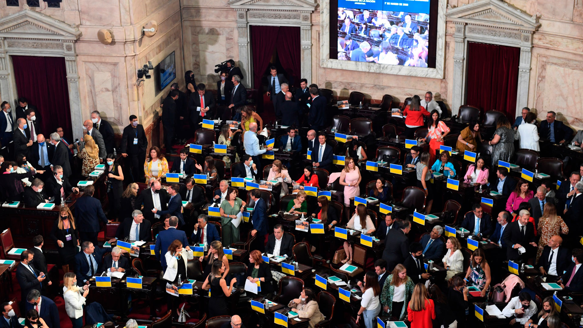 Con la bandera de Ucrania sobre sus bancas, diputados de la oposición aguardan el discurso de Alberto Fernández (Maximiliano Luna)