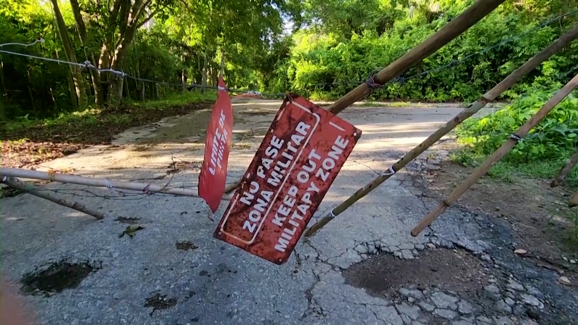 El cartel que se lee: "No pase. Zona militar"