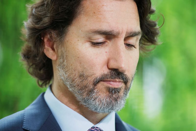 El primer ministro de Canadá, Justin Trudeau, asiste a una conferencia de prensa en Rideau Cottage durante la cual, entre otros temas, habló sobre las tumbas sin marcar encontradas recientemente y los esfuerzos continúan para ayudar a frenar la propagación del COVID-19, en Ottawa, Ontario, Canadá. 25 junio de 2021. REUTERS/Blair Gable