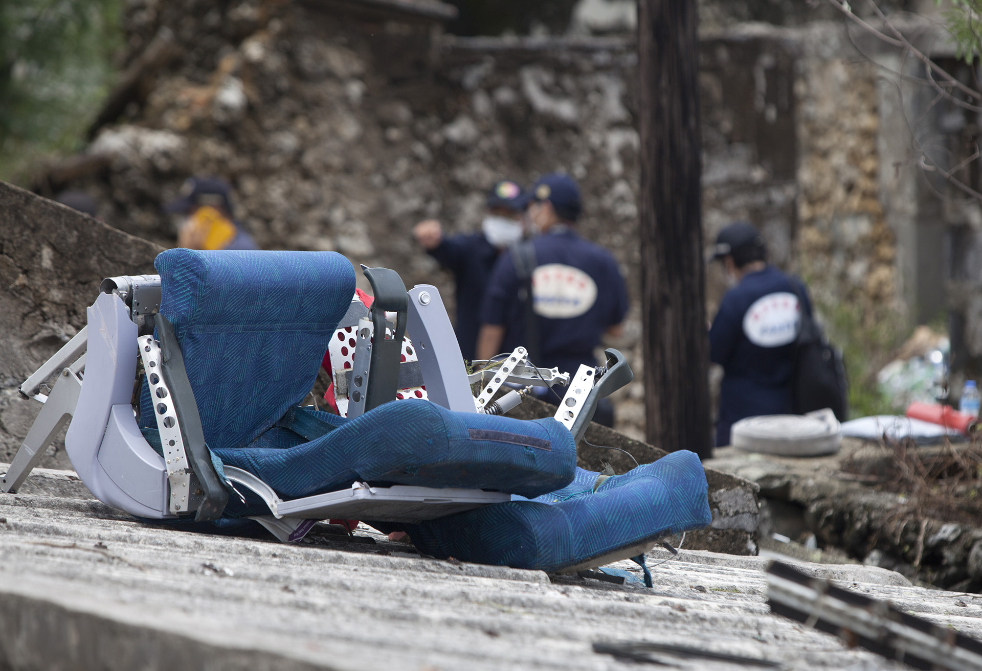 Dos butacas entre los restos del accidente del Vuelo 222 de TransAsia Airways.  (Photo by Ashley Pon/Getty Images)