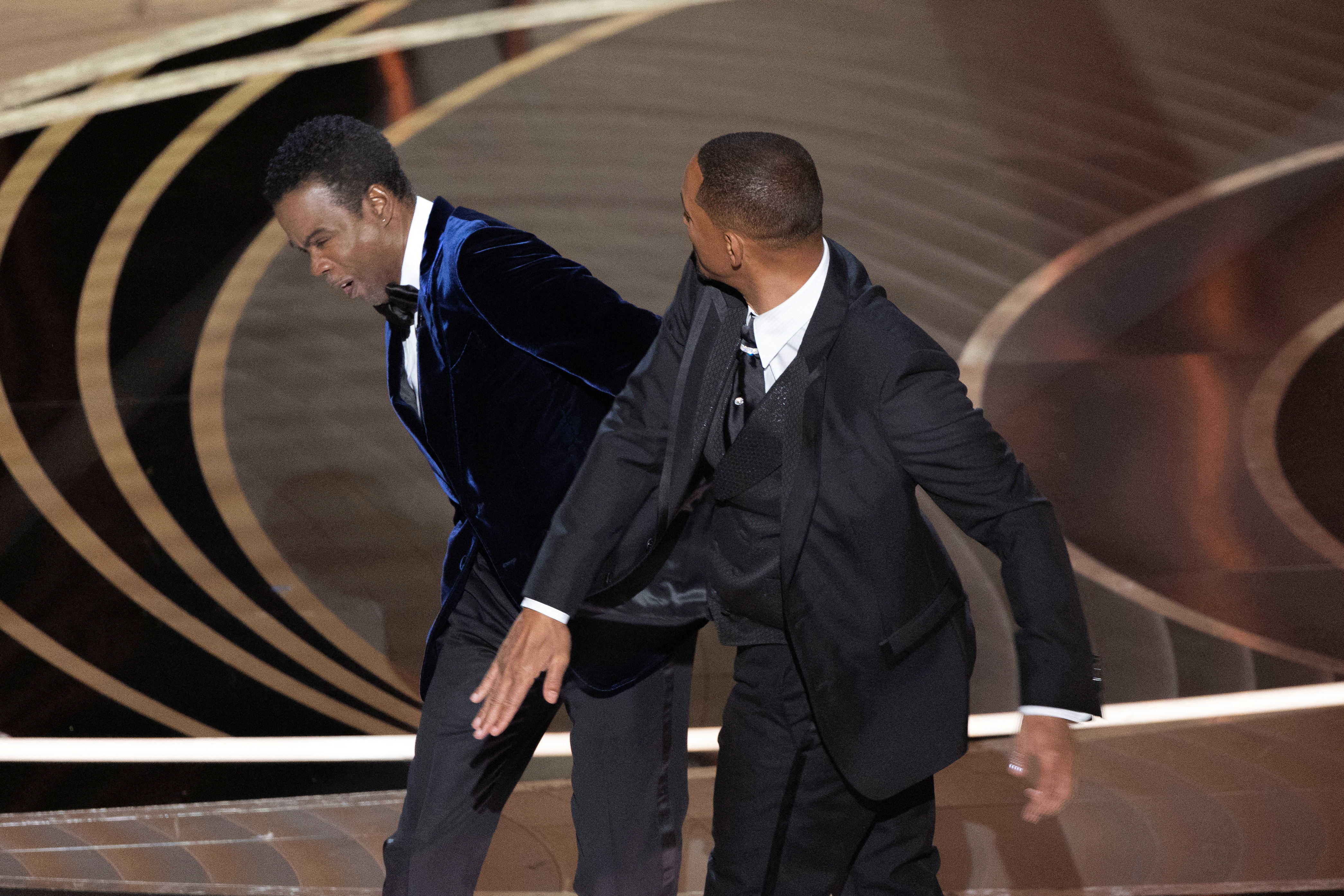 Así fue la bofetada que Will Smith le propinó a Chris Rock en la ceremonia de La Academia de Artes Cinematográficas (Foto: REUTERS/Brian Snyder)