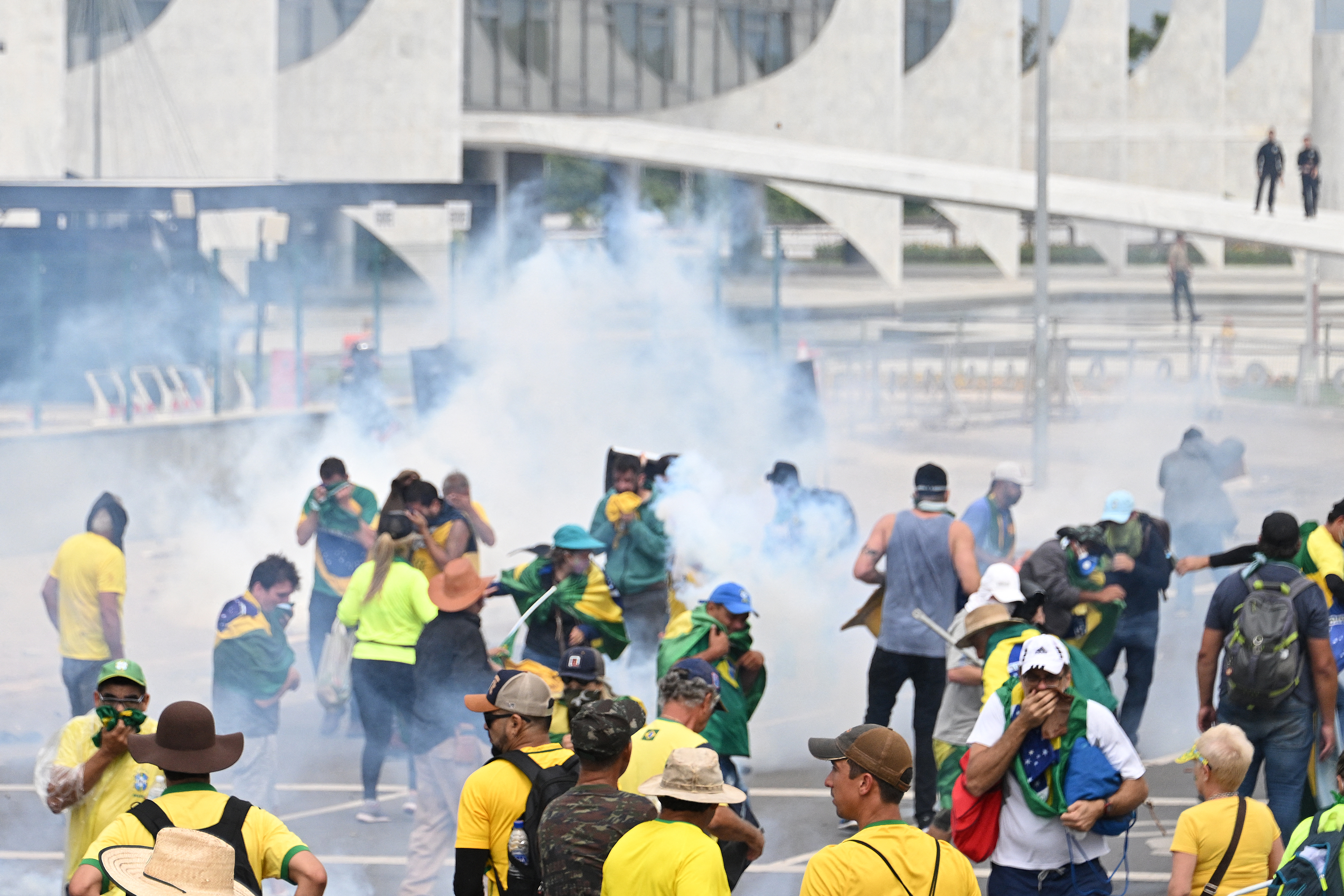 La policía intenta dispersar a los bolsonaristas (AFP)