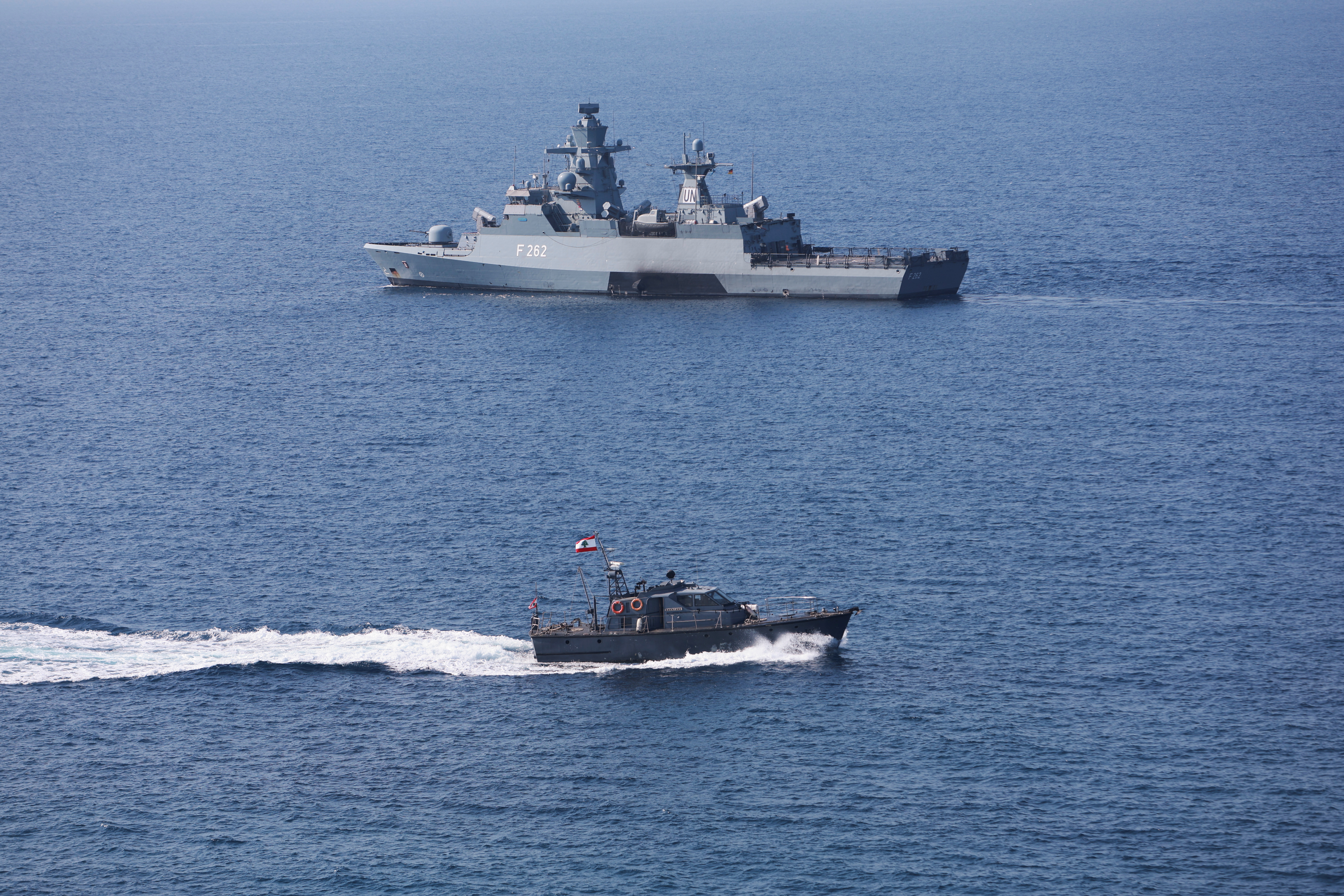 Un barco naval de la ONU y una embarcación militar libanesa patrullan en el mar Mediterráneo el día de la firma del acuerdo (REUTERS/Aziz Taher)
