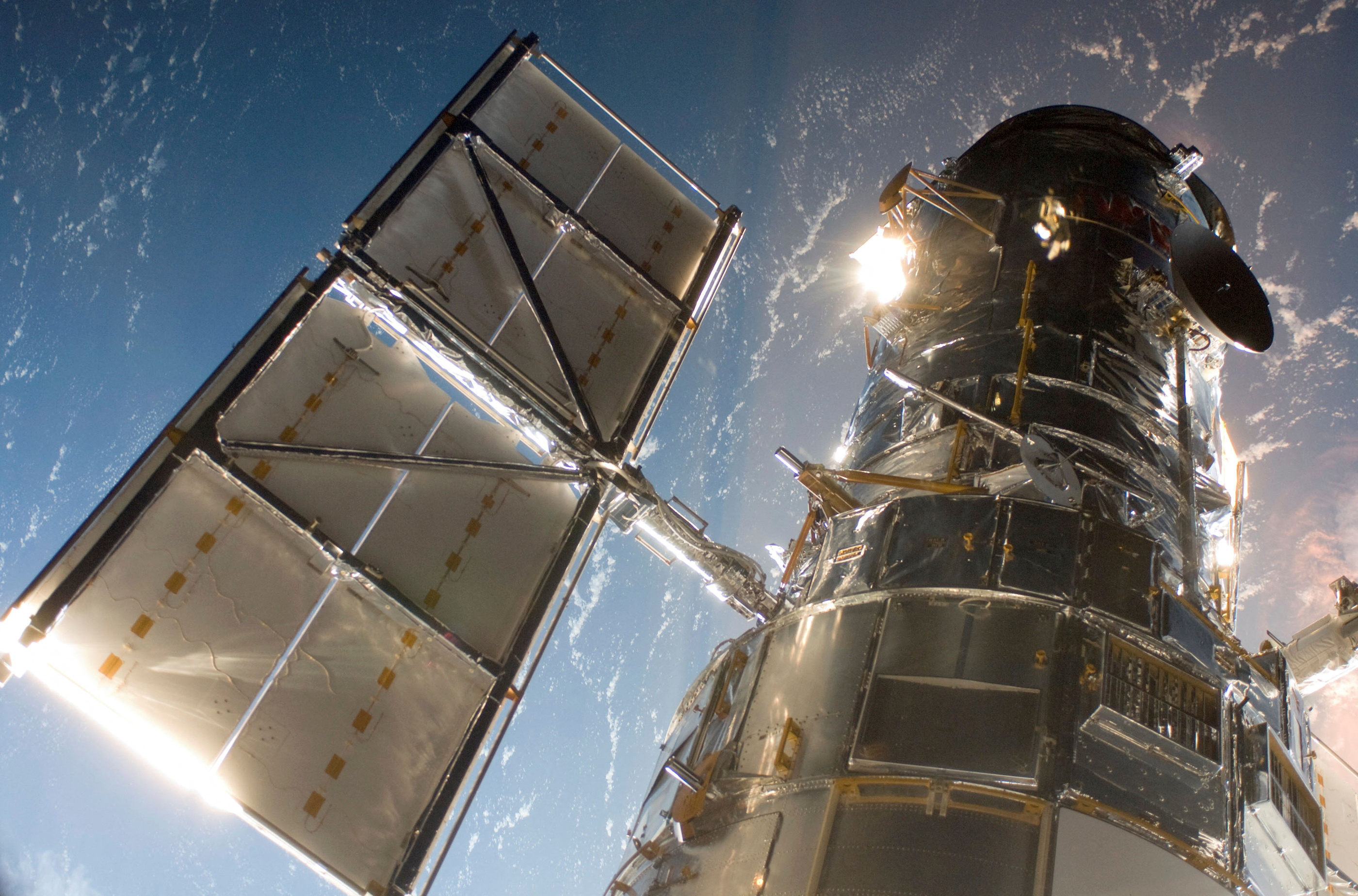 El telescopio espacial, con la Tierra detrás sigue maravillando a los astrónomos y público (REUTERS/NASA)