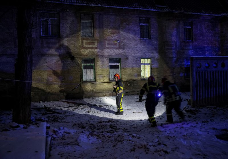 Rescatistas trabajan en el lugar de un edificio destruido por un ataque de drones rusos, mientras continúa su ataque a Ucrania, en Kiev, Ucrania