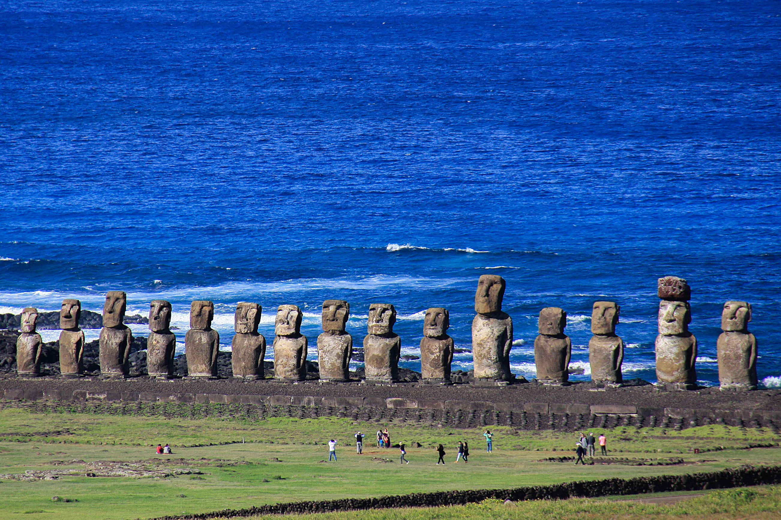 Las estatuas de piedra, a la vez estoicas y seductoras, han mantenido durante mucho tiempo los espíritus y secretos del antiguo pueblo Rapa Nui
(Europa Press)
