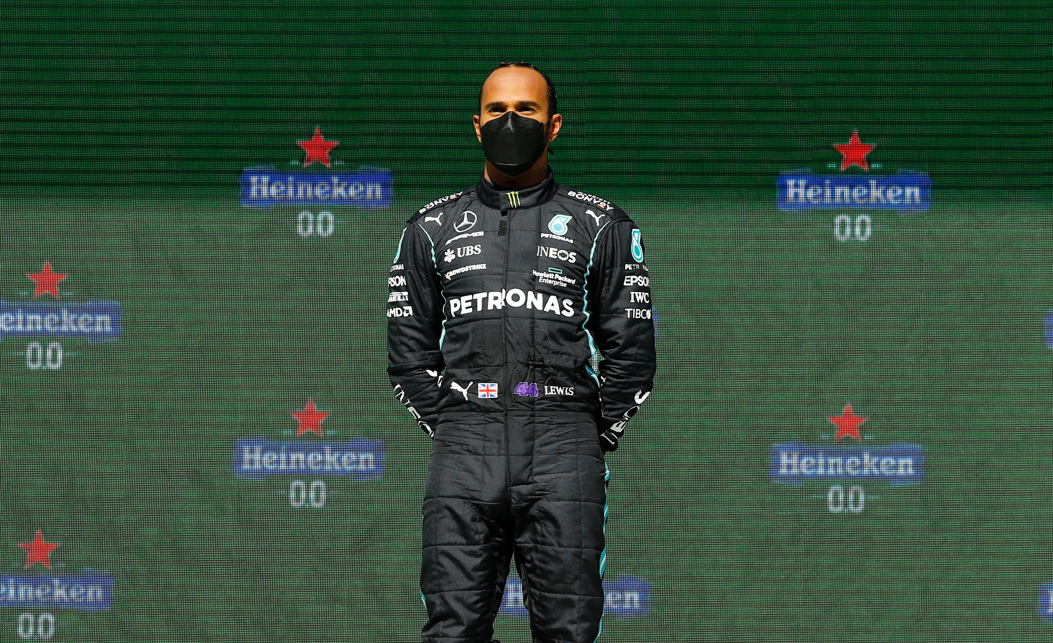 Lewis Hamilton arriba del podio portugués. El séptuple campeón mundial se mantiene en la punta del torneo (REUTERS/Marcelo Del Pozo).