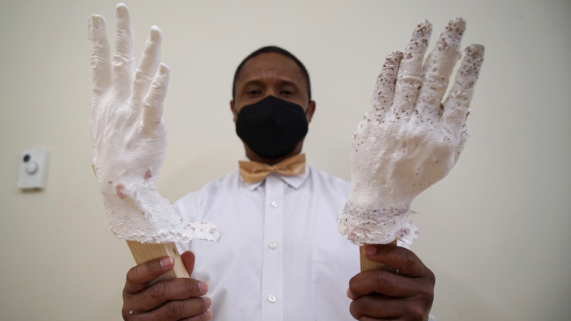 DeAndre Muhammad sostiene moldes de plástico de sus manos  (Foto AP/Allen G. Breed)

