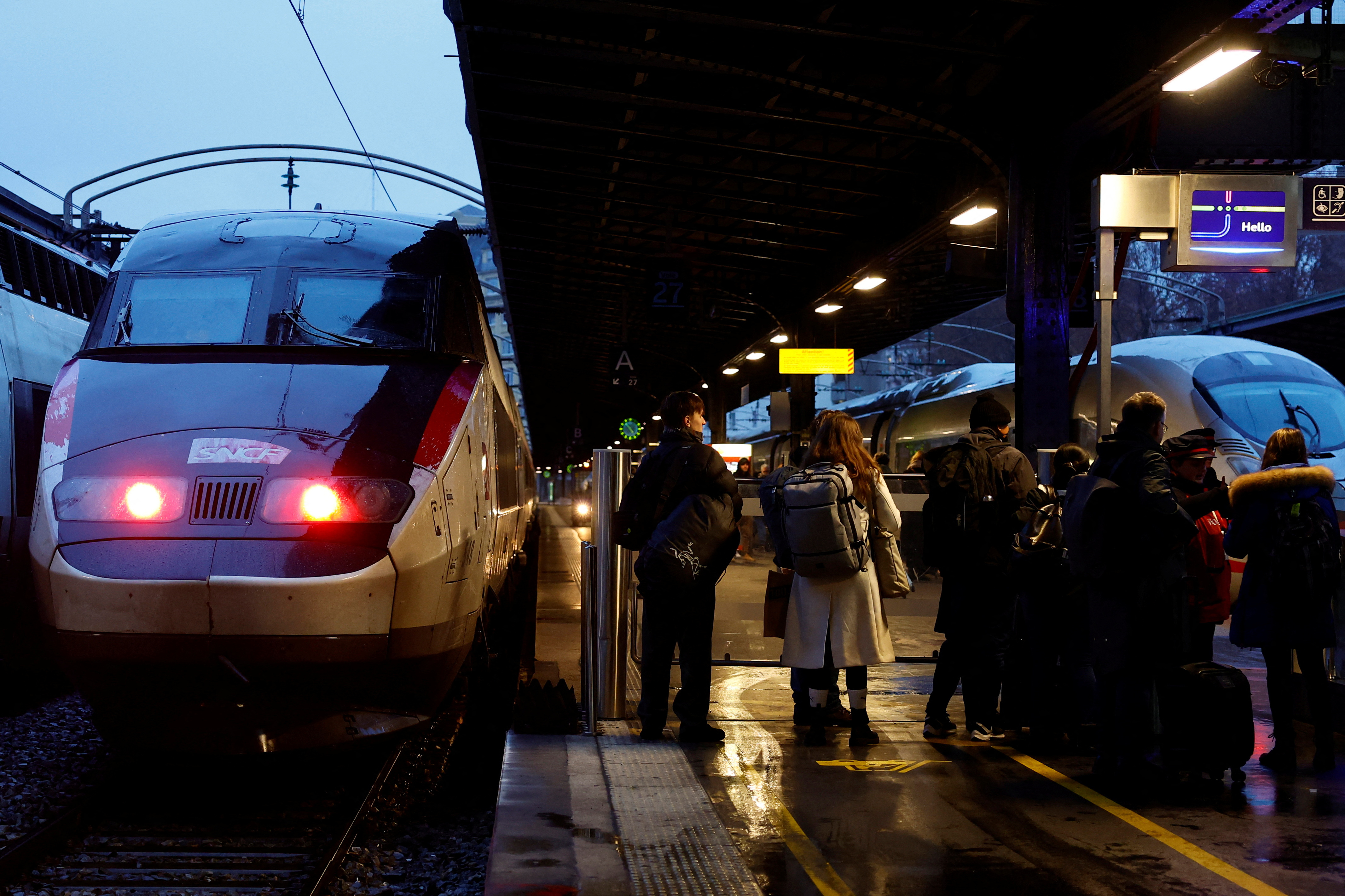 Un incendio intencional interrumpió todos los trenes en una gran estación de París y afecta a 500 mil pasajeros