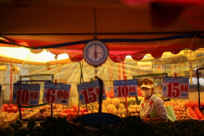 Una mujer compra en un mercado local conocido como "Tianguis" (Foto: Reuters)