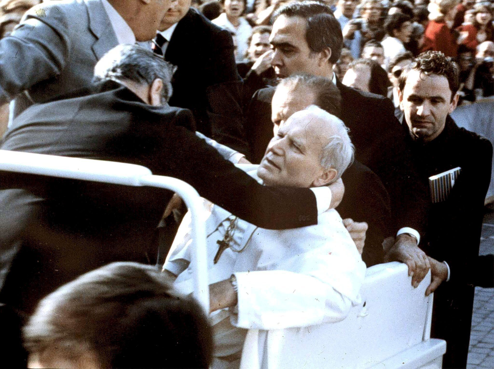 Fotografía tomada el 13 de mayo de 1981 que muestra a Juan Pablo II cayendo tras tras ser alcanzado por un proyecil disparado por Mehmet Ali Agca, durante una audiencia general en la Plaza de San Pedro en la Ciudad del Vaticano (EFE/Ansa)
