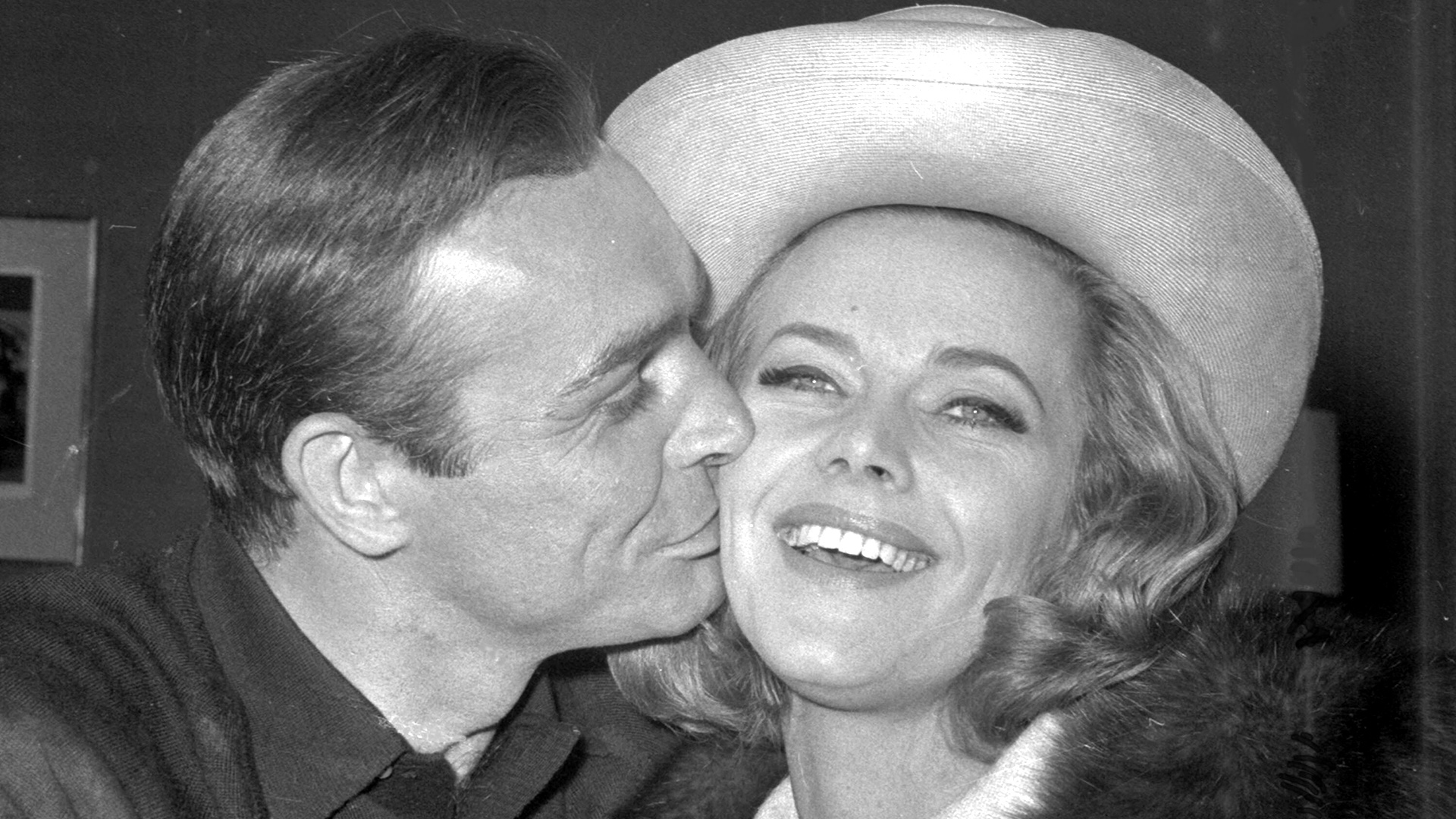 En esta foto de archivo del 25 de marzo de 1964, el actor británico Sean Connery besa a la actriz Honor Blackman durante una fiesta en los Estudios de Cine Pinewood, en Iver Heath, Inglaterra.