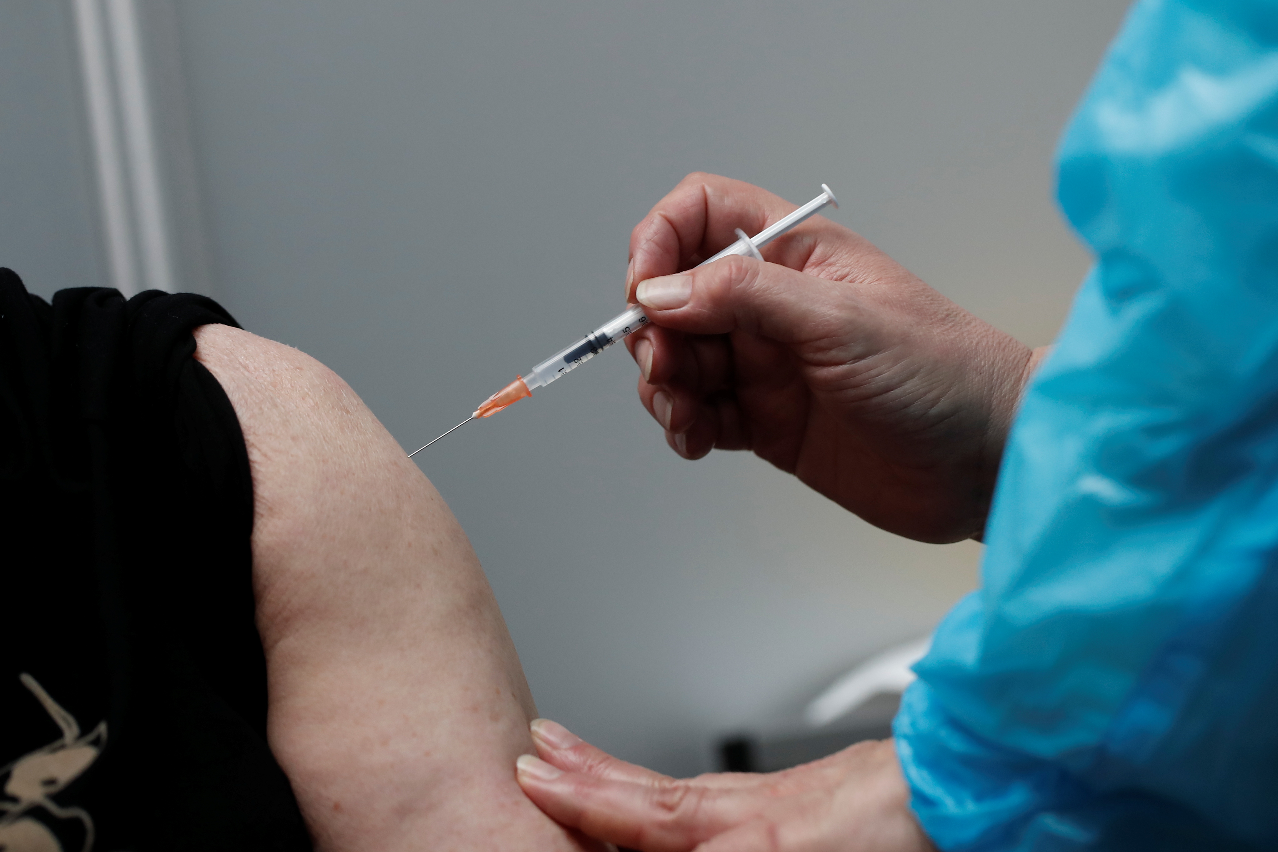 Una persona recibe la vacuna contra el COVID-19 en París. Foto: REUTERS/Benoit Tessier