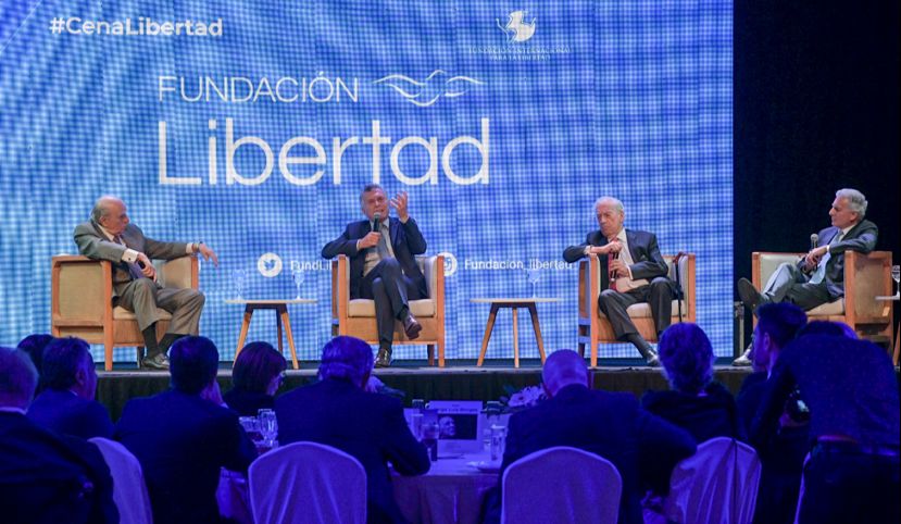 Julio María Sanguinetti, Mauricio Macri, Mario Vargas Llosa y Gerardo Bongiovanni, presidente de la Fundación Libertad (fotos: Nicolás Stulberg)