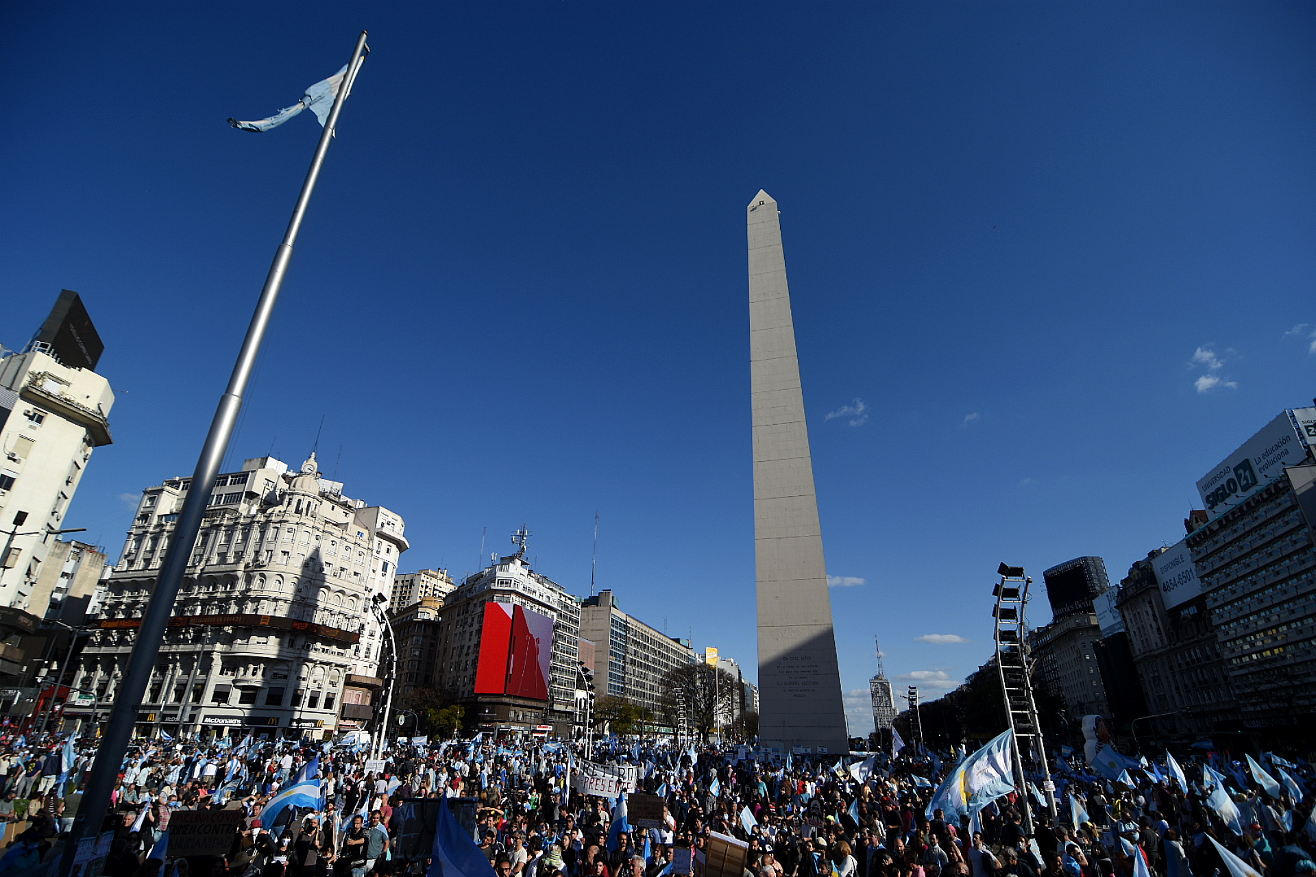 La gente cantó el himno nacional en forma recurrente como un símbolo de protesta