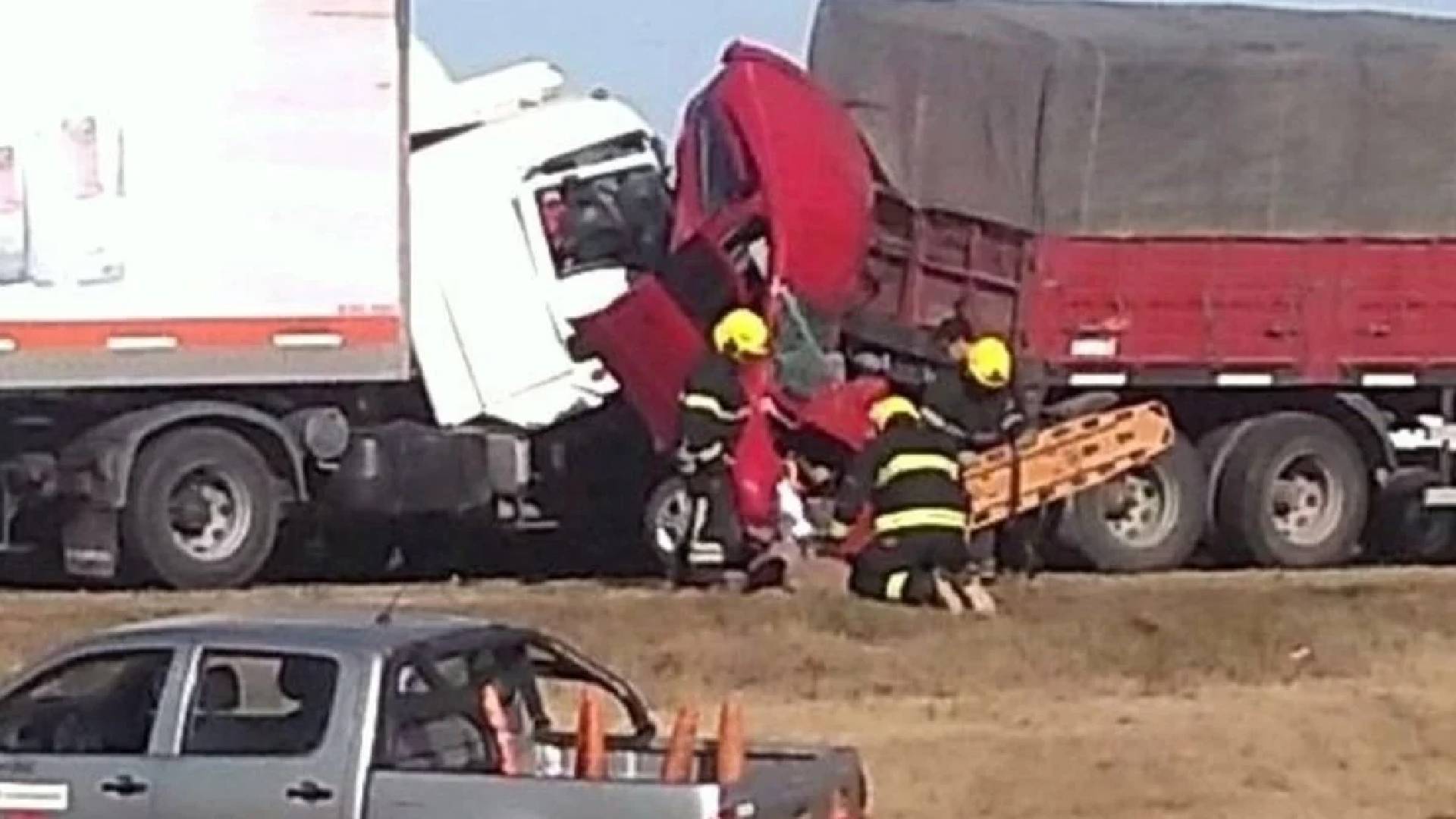 Impactante Choque En Cadena Dos Autos Quedaron Debajo De Un Camión Y Murieron Cuatro Personas 9556