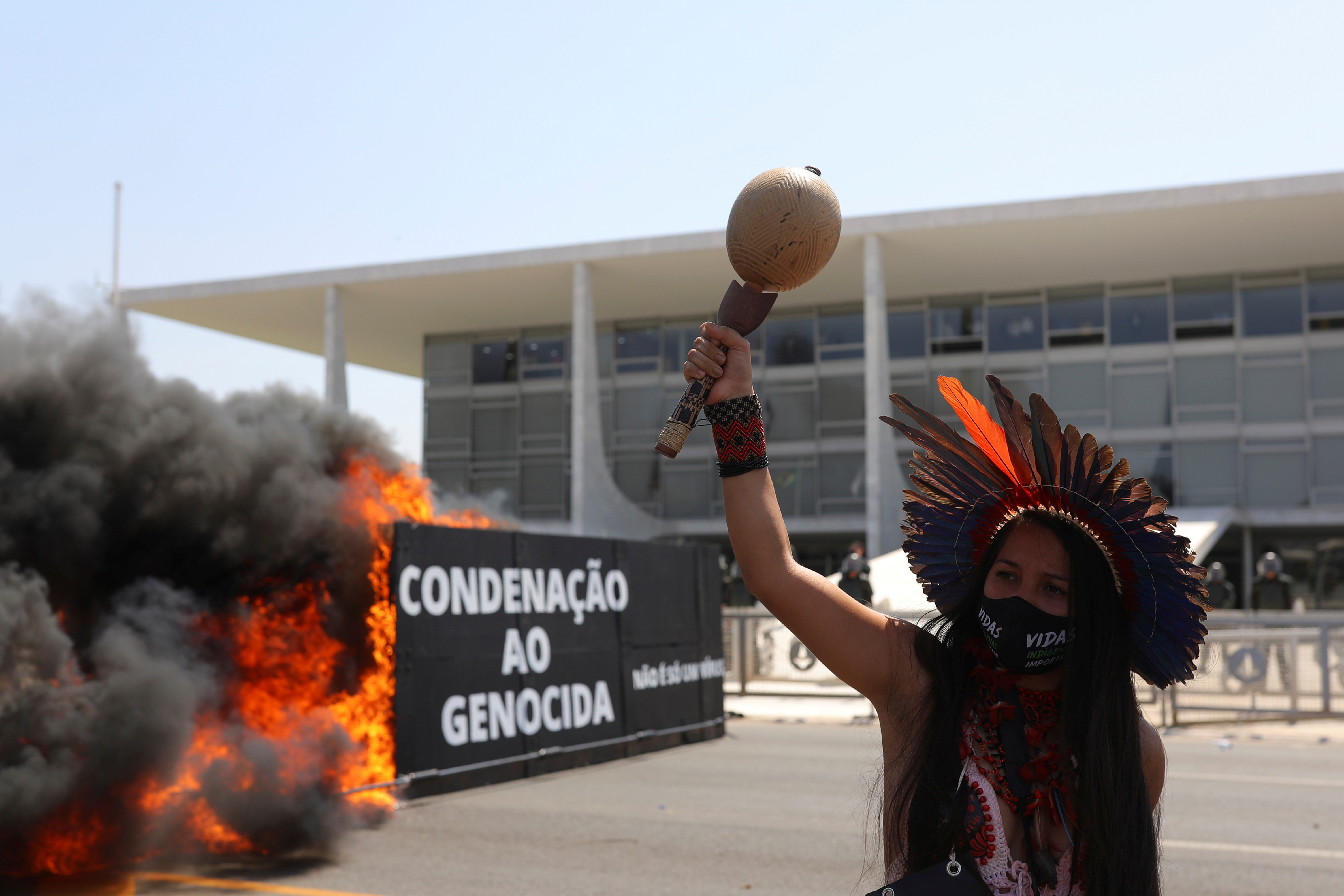 En Brasil acusan de "genocidio" al presidente Jair Bolsonaro (Reuters)