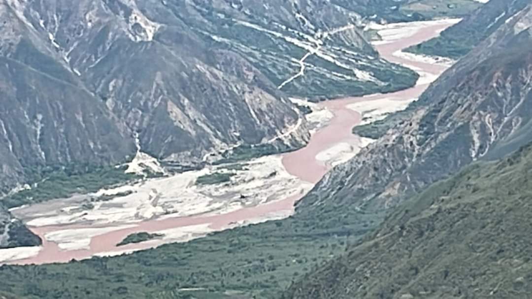 Por qué el río Chicamocha se tiñó de rosado: autoridades ambientales investigan el fenómeno