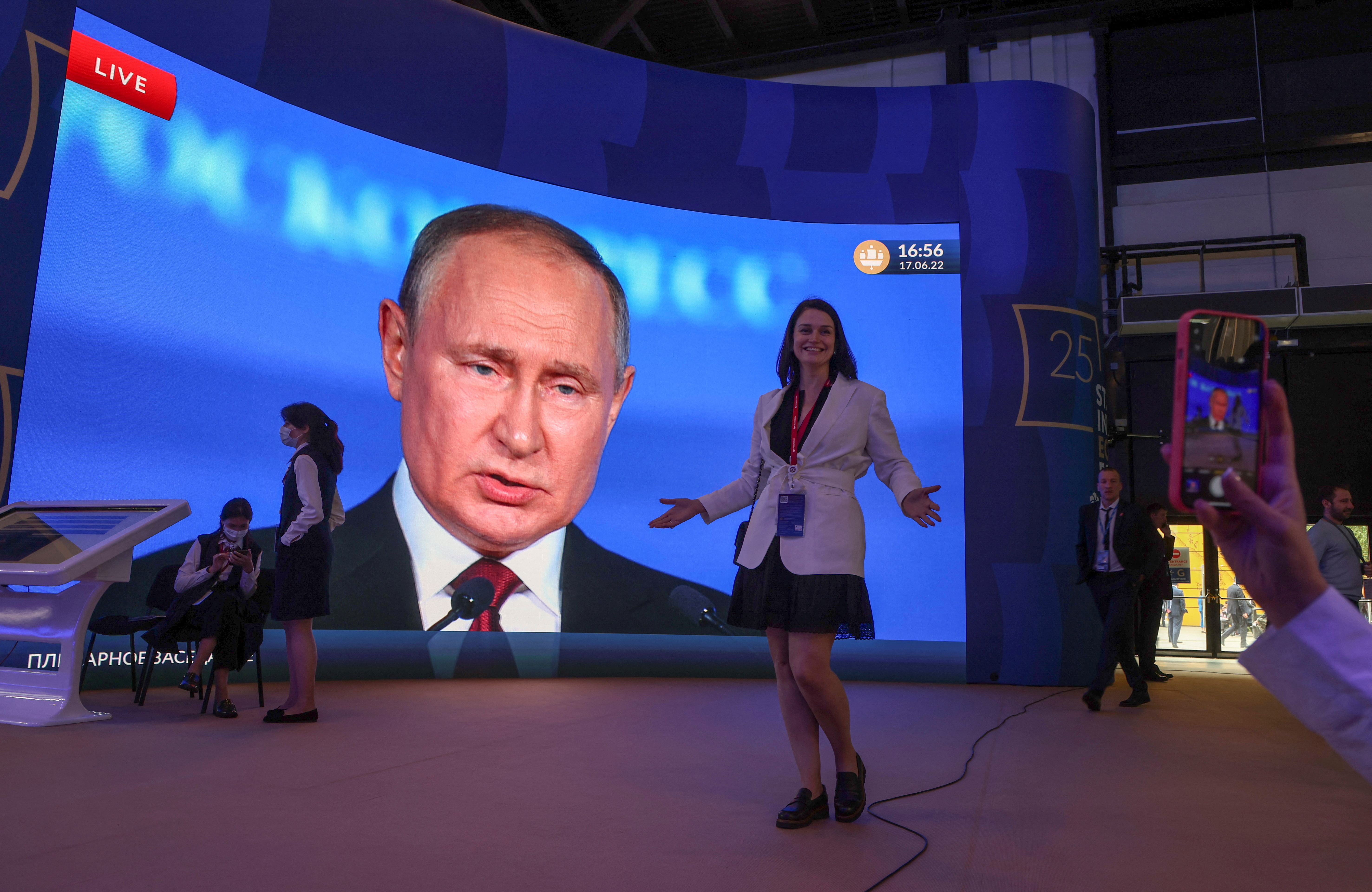 Para Vladimir Putin se trata del momento ideal para mostrar la economía de su país a los inversores mundiales (REUTERS)
