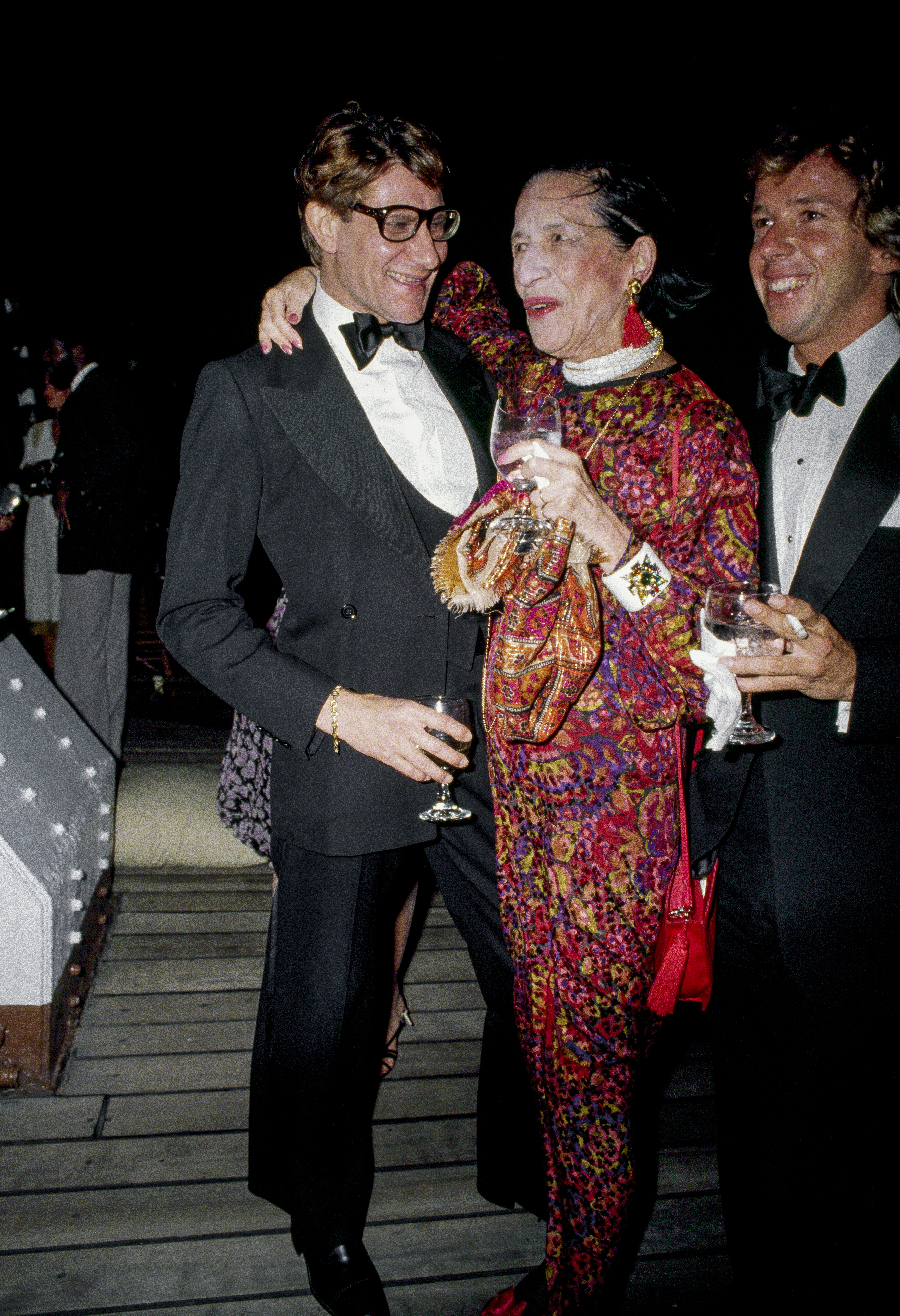 YVES SAINT LAURENT & DIANA VREELAND, NEW YORK, USA - 1981: Diana supo hacer muchas amistades entre ellas, con el diseñador francés Yves Saint Laurent. Aquí, juntos, en una fiesta lanzamiento de una fragancia, en 1981