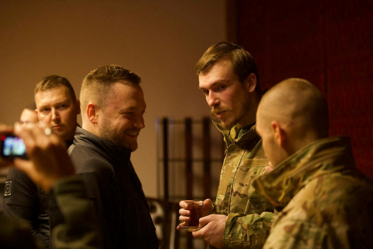 El ministro del Interior de Ucrania, Denys Monastyrskyi, habla con el comandante de los militares que defendieron la planta de Azovstal en Mariupol (Reuters)