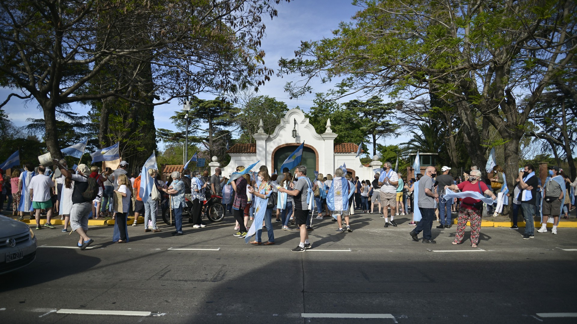 Entre los manifestantes que estuvieron frente a la Quinta de Olivos, estaban los economistas Javier Milei y José Luis Espert, y Juan Carlos Blumberg
