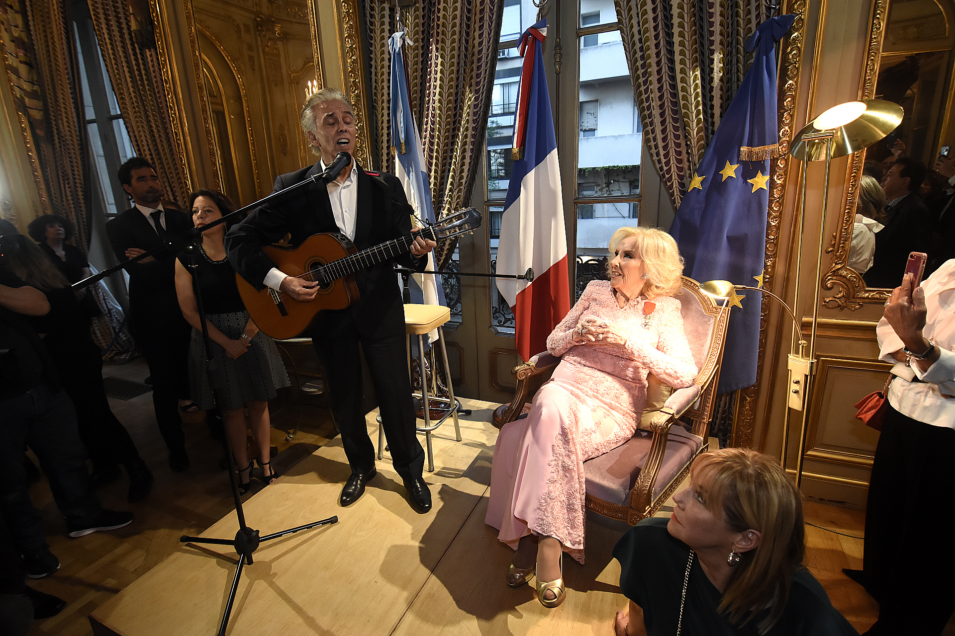 A pedido de Mirtha Legrand y tras ser condecorada, Jairo tomó su guitarra y cantó en francés