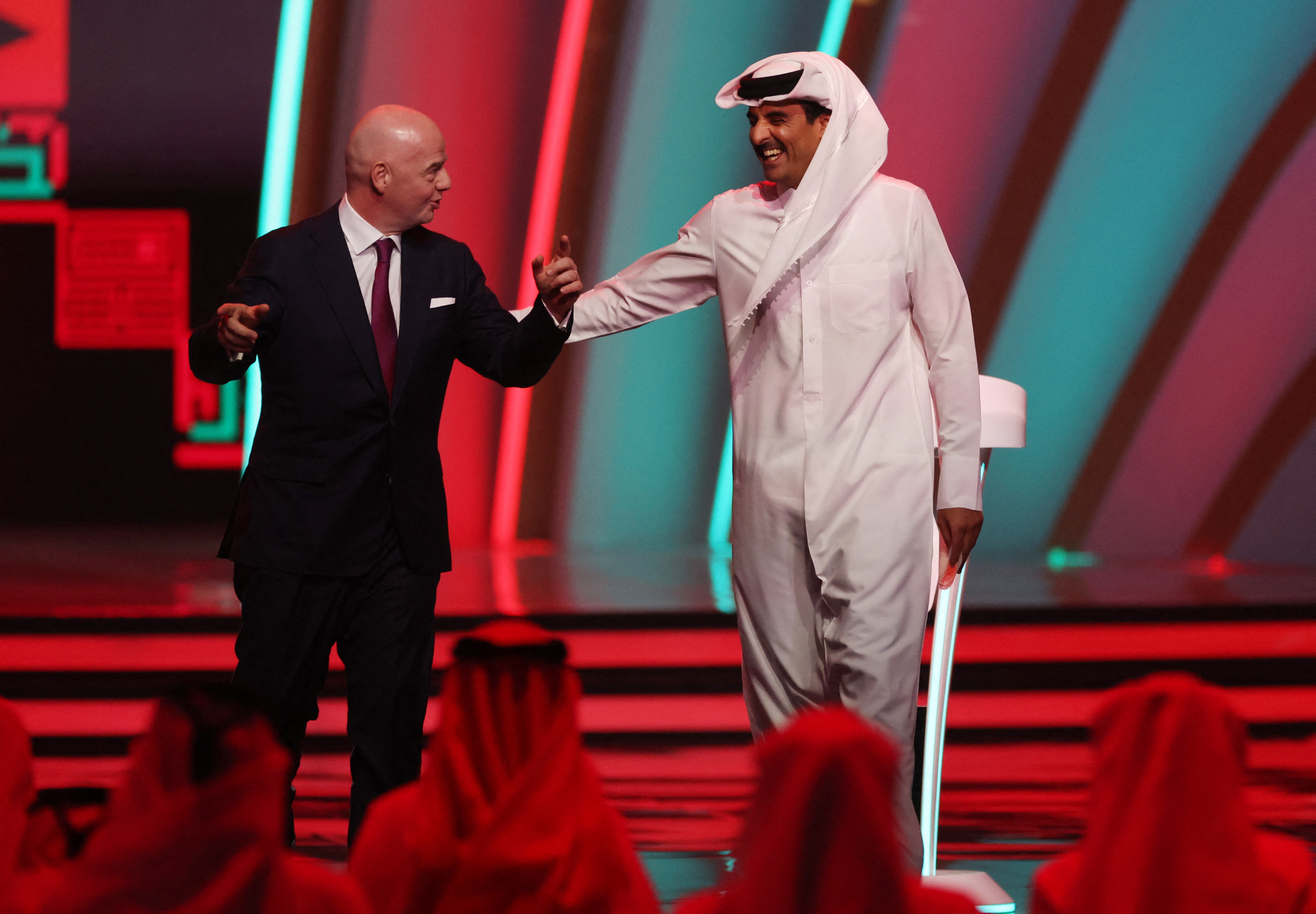 El presidente de la FIFA Gianni Infantino y el Emir of Qatar Sheikh Tamim bin Hamad al-Thani (REUTERS/Carl Recine)