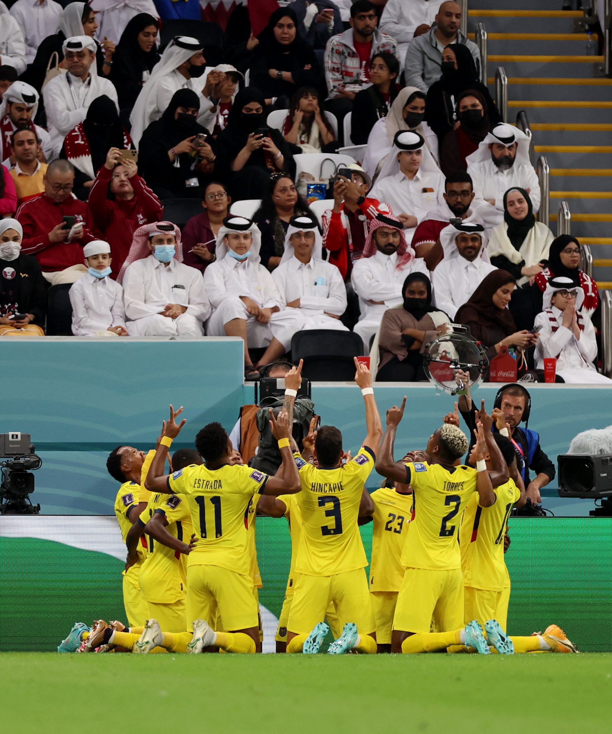 El festejo de los jugadores ecuatorianos en el Al Bayt Stadium (REUTERS/Matthew Childs)