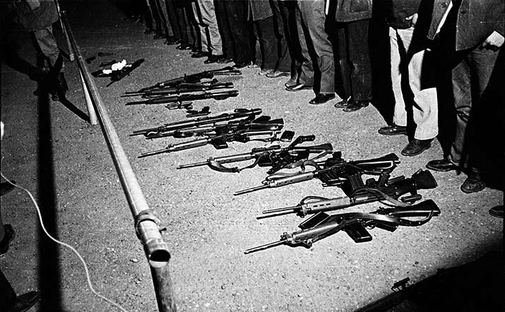 Los guerrilleros dejaron sus armas en el estacionamiento del aeropuerto y se entregaron