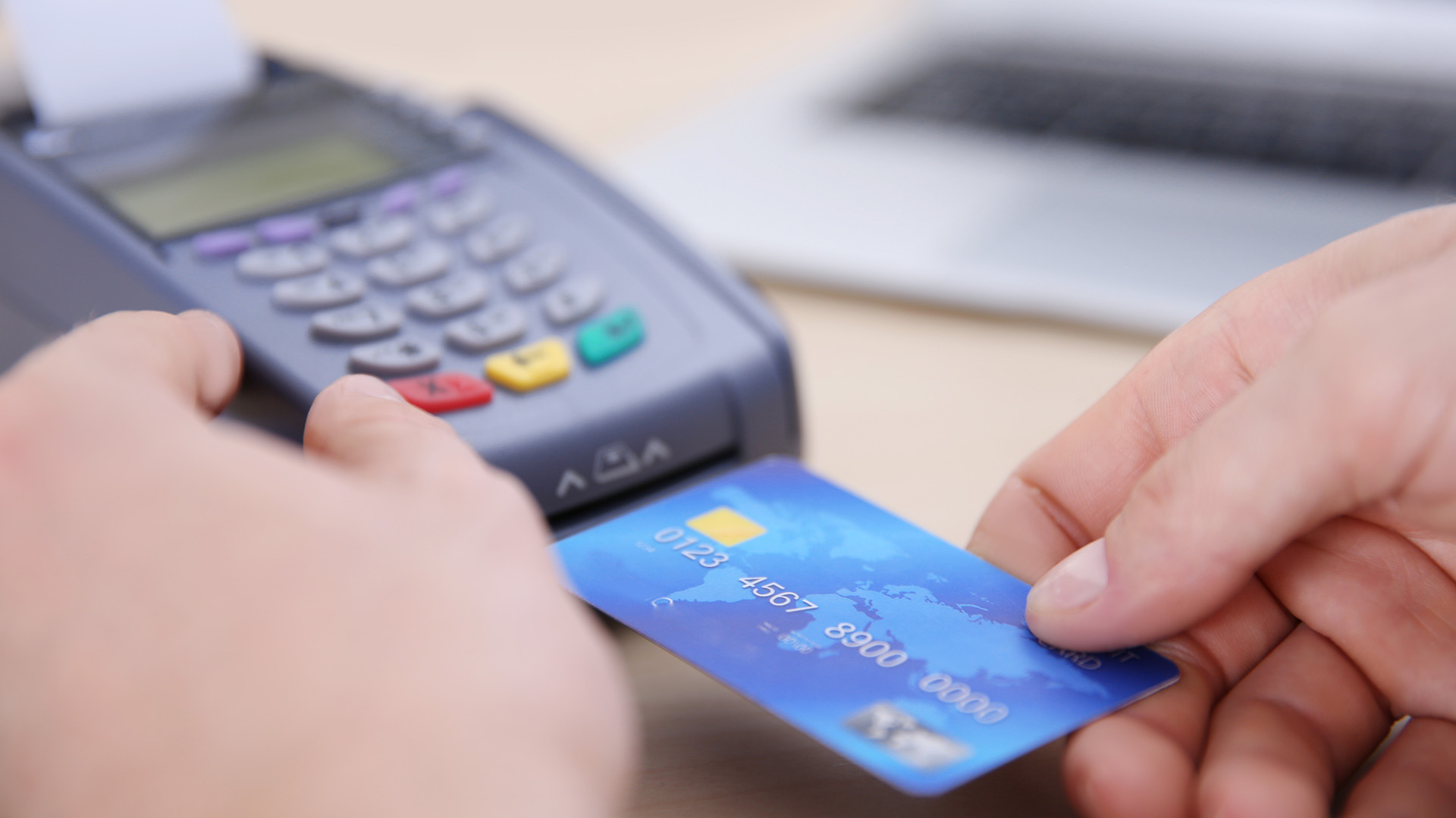AFIP monitorea los pagos con tarjetas: hasta cuánto se puede gastar sin controles y por qué no se va a actualizar la cifra