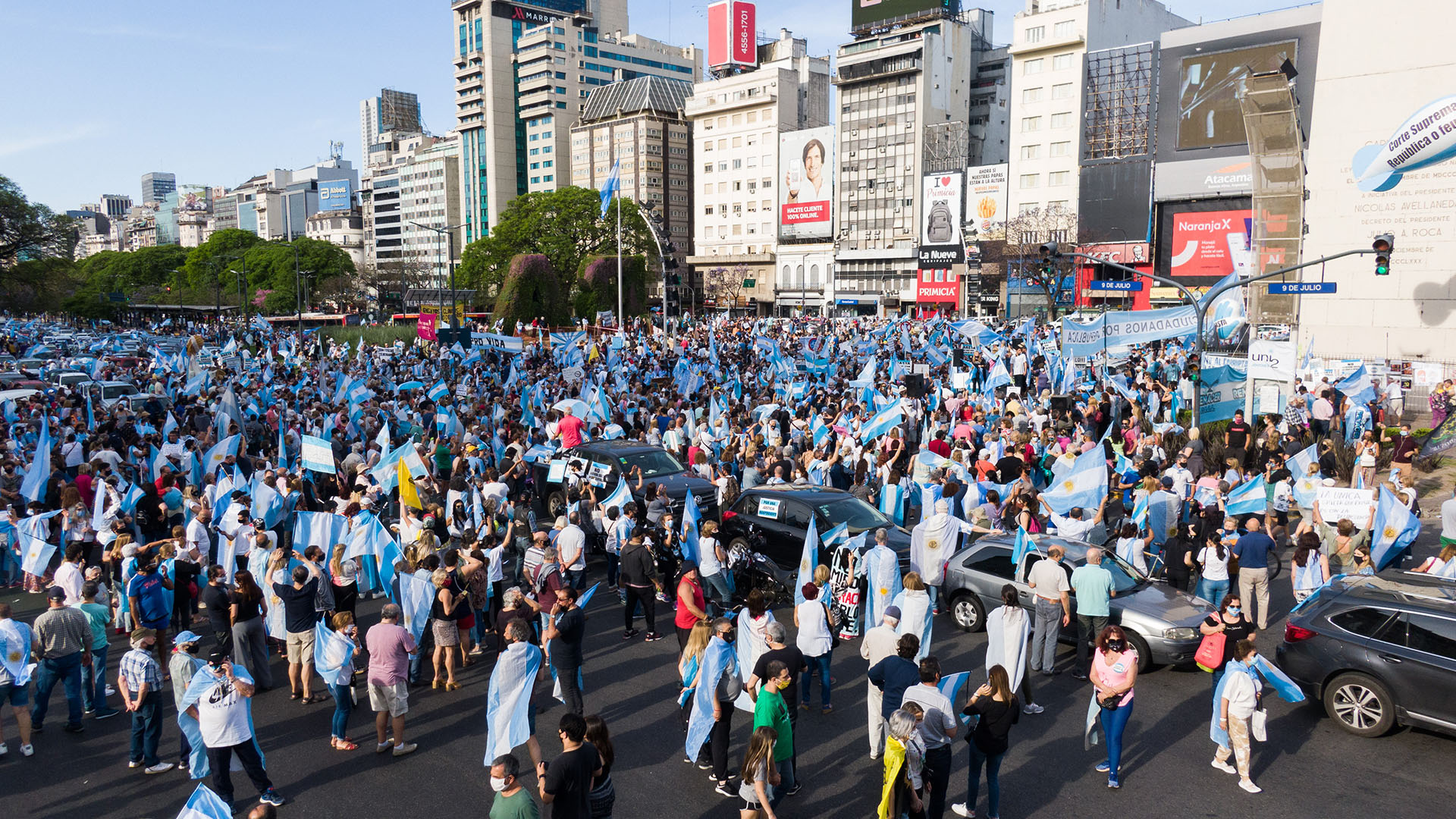 A pie y en auto, con banderas y tapabocas, los manifestantes reclamaron, entre otras cosas, por la independencia de poderes, el respeto a la Constitución, la seguridad y la situación económica de país
