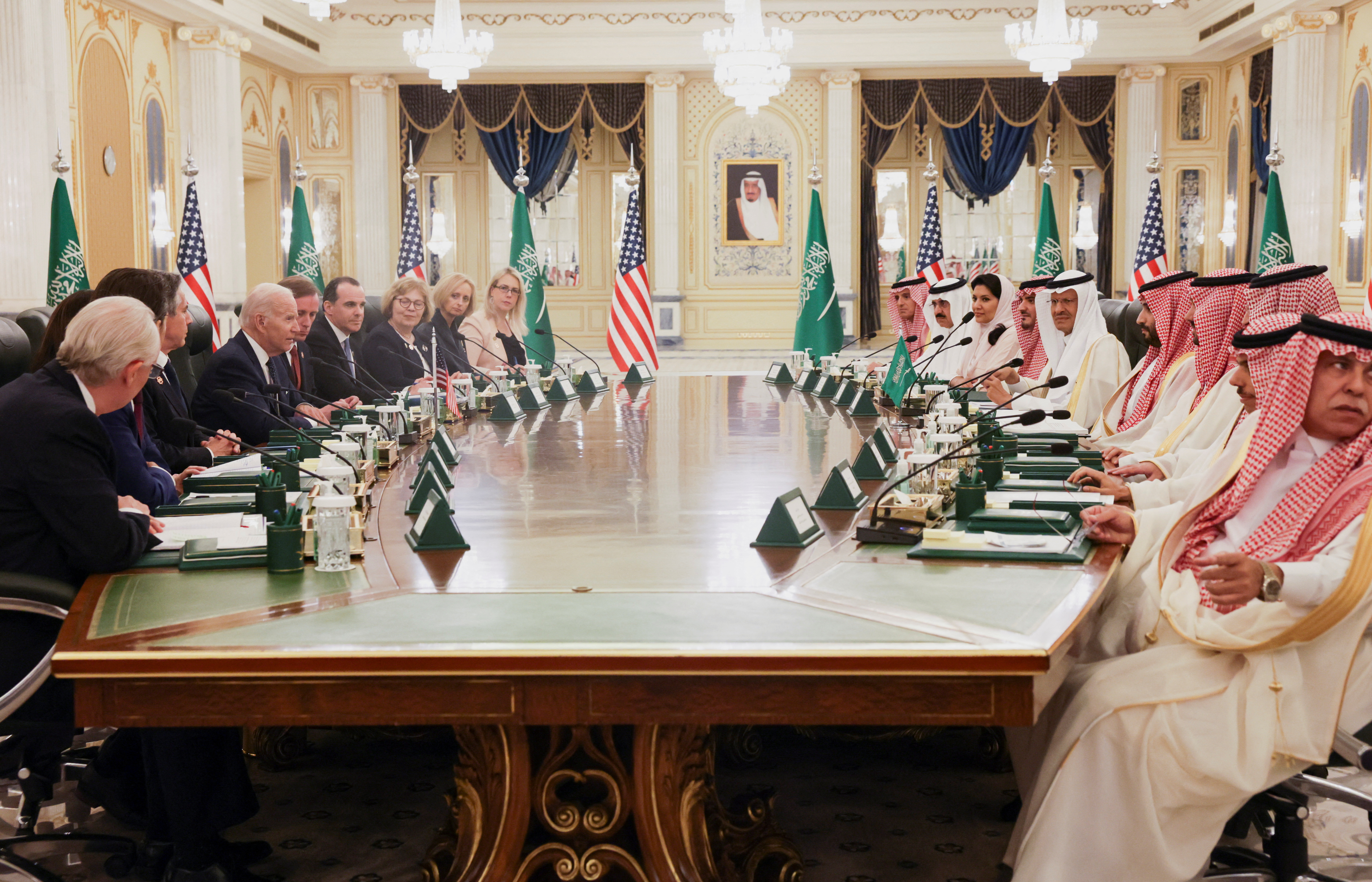 Joe Biden participó en una reunión bilateral con el príncipe heredero de Arabia Saudita, Mohammed bin Salman, en el Palacio Real de Al Salam, en Jeddah, el 15 de julio de 2022 (REUTERS)