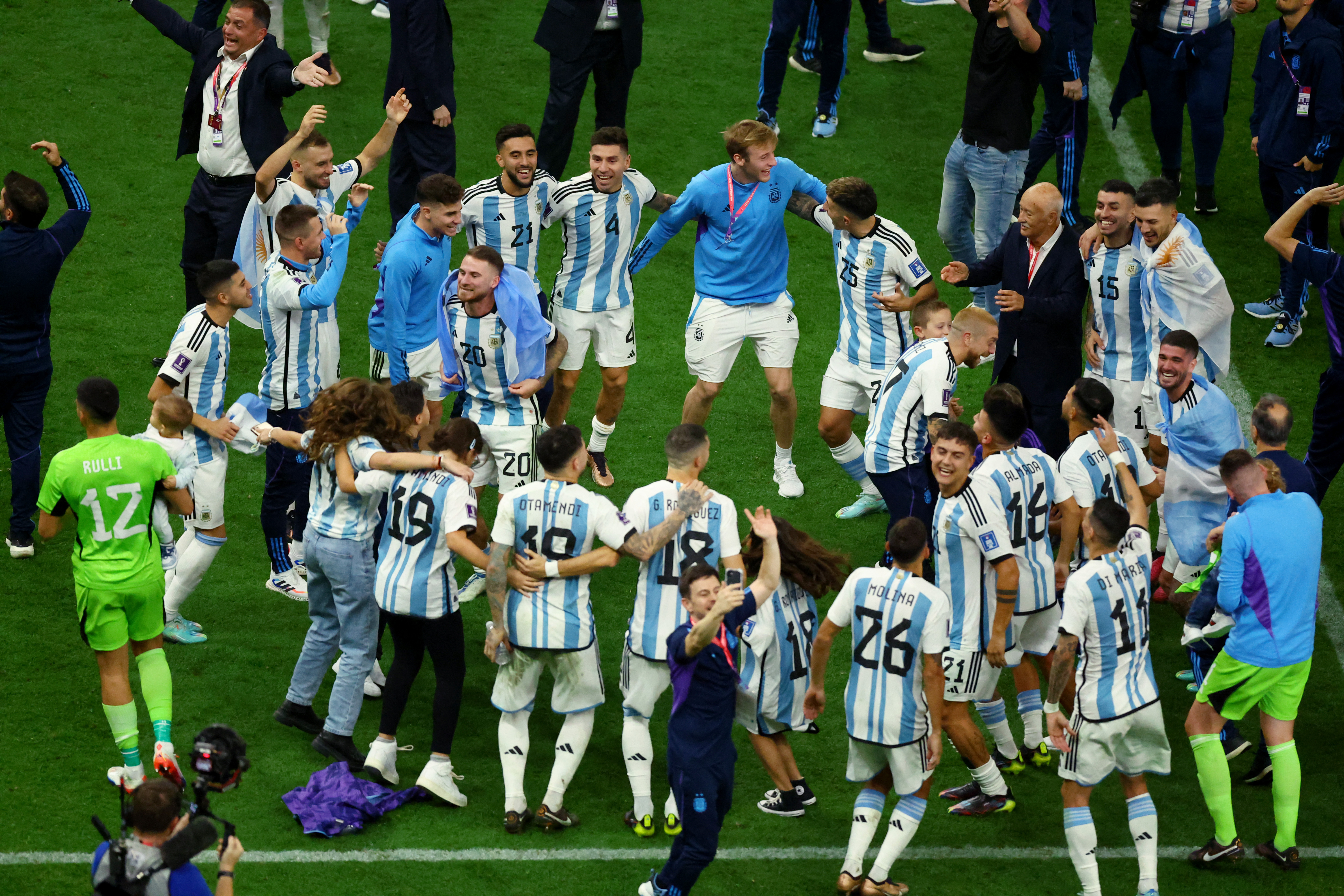 La ronda de festejos de Argentina en el césped del estadio. Éxtasis total (REUTERS/Molly Darlington)